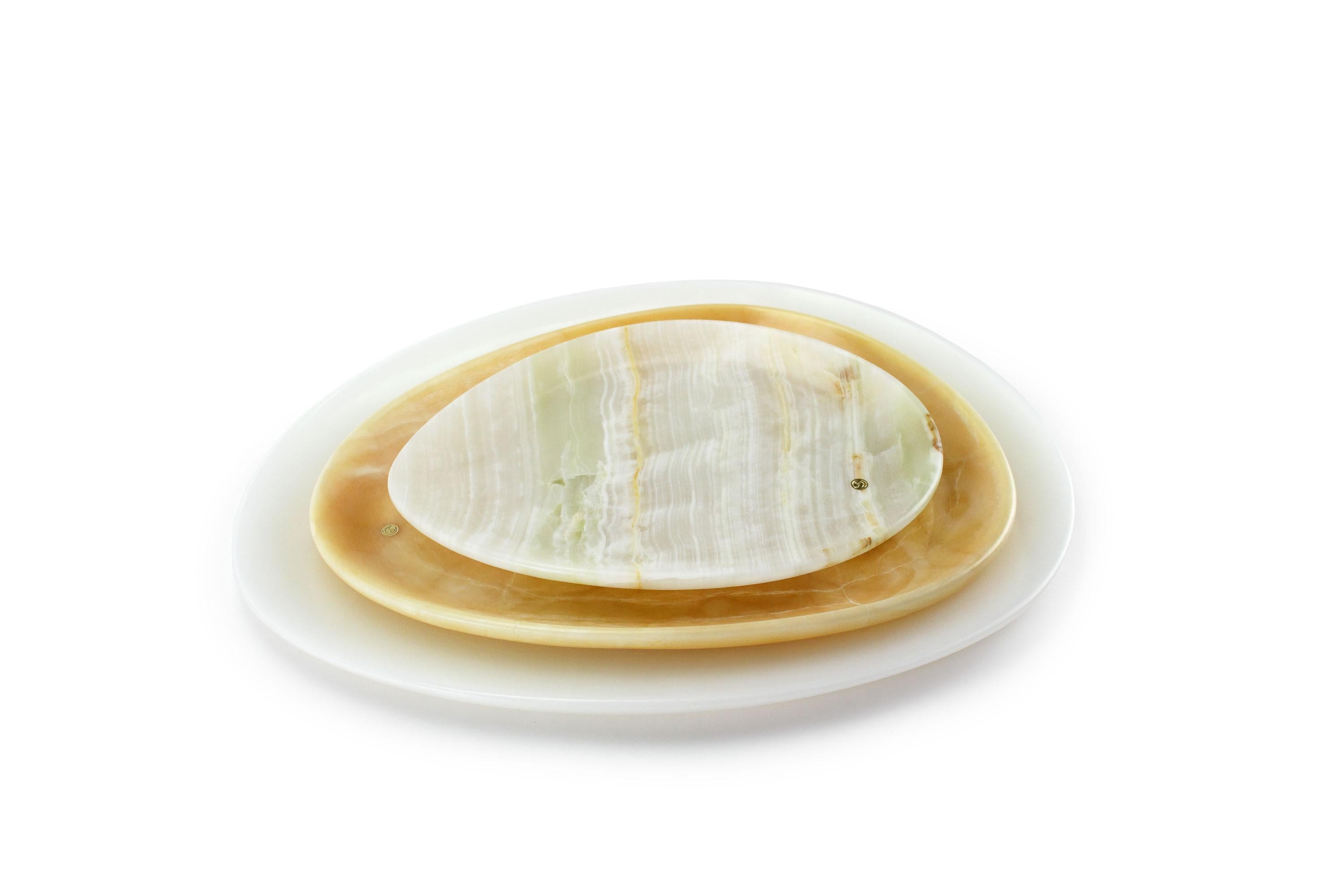 Platos de presentación tallados a mano en ónice verde, ónice naranja y ónice blanco. Uso múltiple como platos, fuentes y colocadores. 

Dimensiones: Pequeña - L 24 W 20 H 1,8 cm, Mediana - L 30 W 28 H 1,8 cm, Grande - L 36 W 35 H 1,8 cm.
Disponible