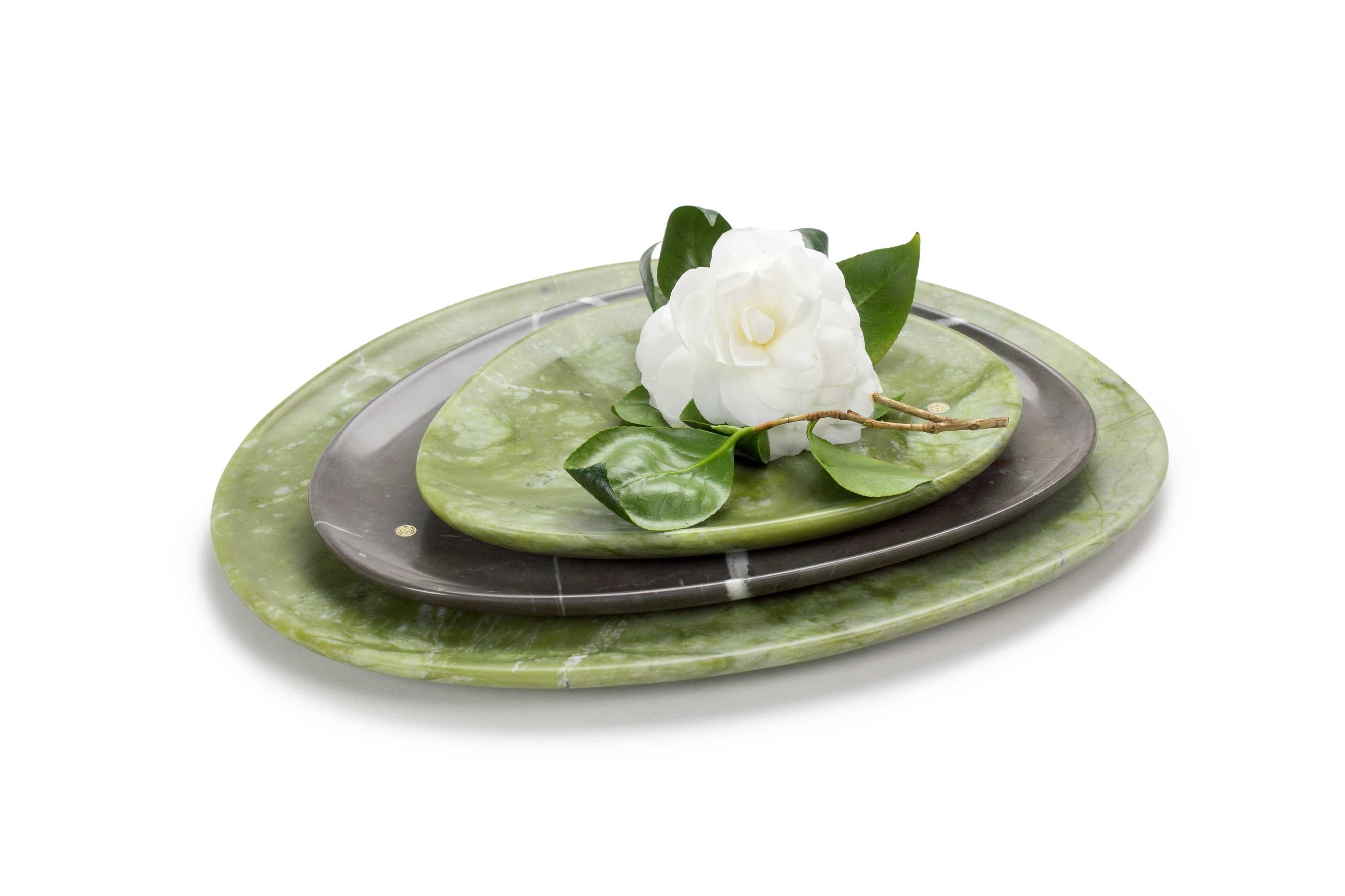 Platos de presentación tallados a mano en mármol Verde Ming y Gris Imperial. 
Uso múltiple como platos, fuentes y colocadores. 

Dimensiones: Pequeña - L 24 W 20 H 1,8 cm, Mediana - L 30 W 28 H 1,8 cm, Grande - L 36 W 35 H 1,8 cm.
Disponible en