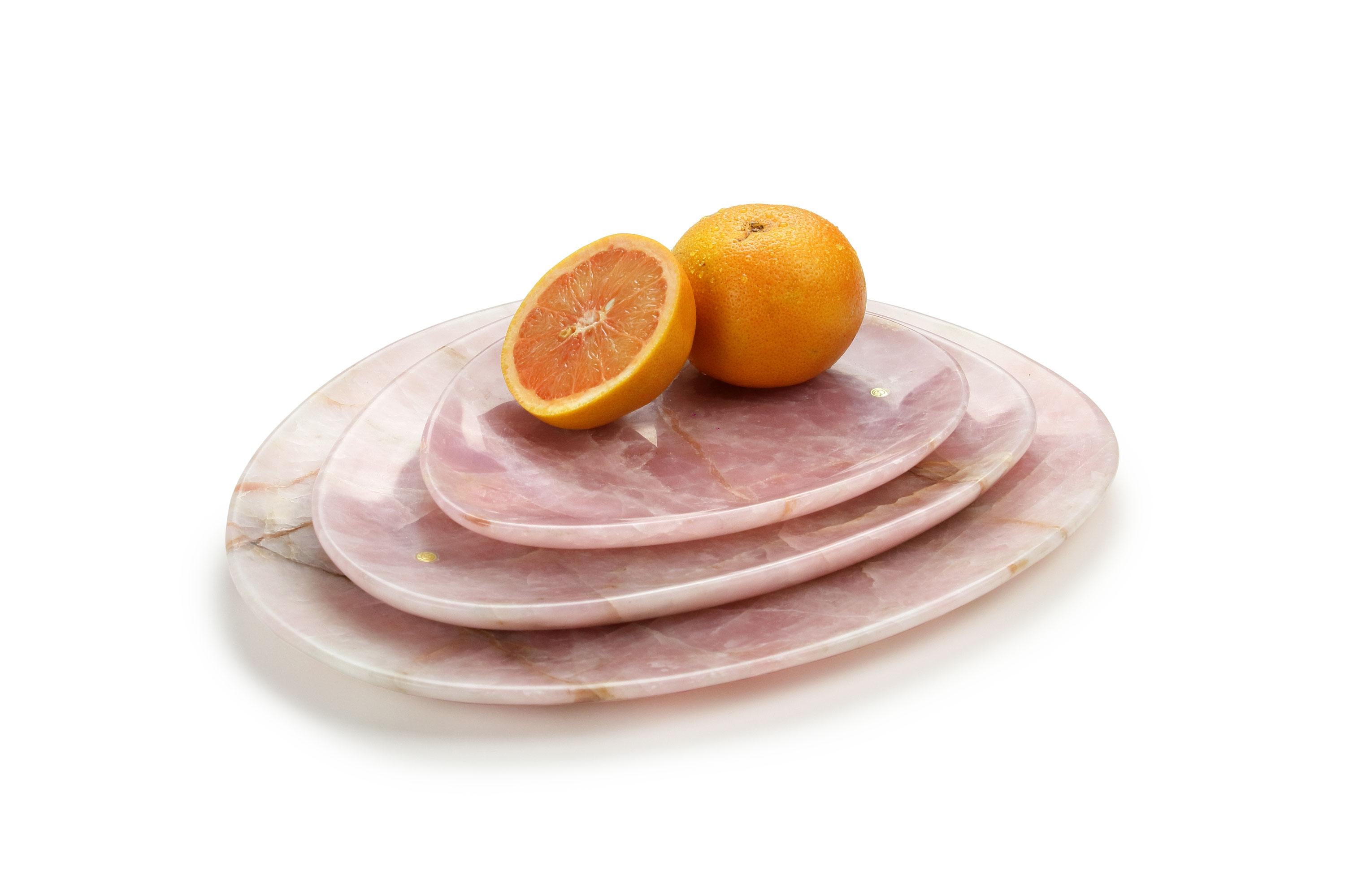 Platos de presentación tallados a mano en cuarzo rosa.
Uso múltiple como platos, fuentes y colocadores. 

Dimensiones: Pequeña L 24, An 20, Alto 1,8 cm, mediana L 30, An 28, Alto 1,8 cm y grande L 36, An 35, Alto 1,8 cm.
Disponible en diferentes