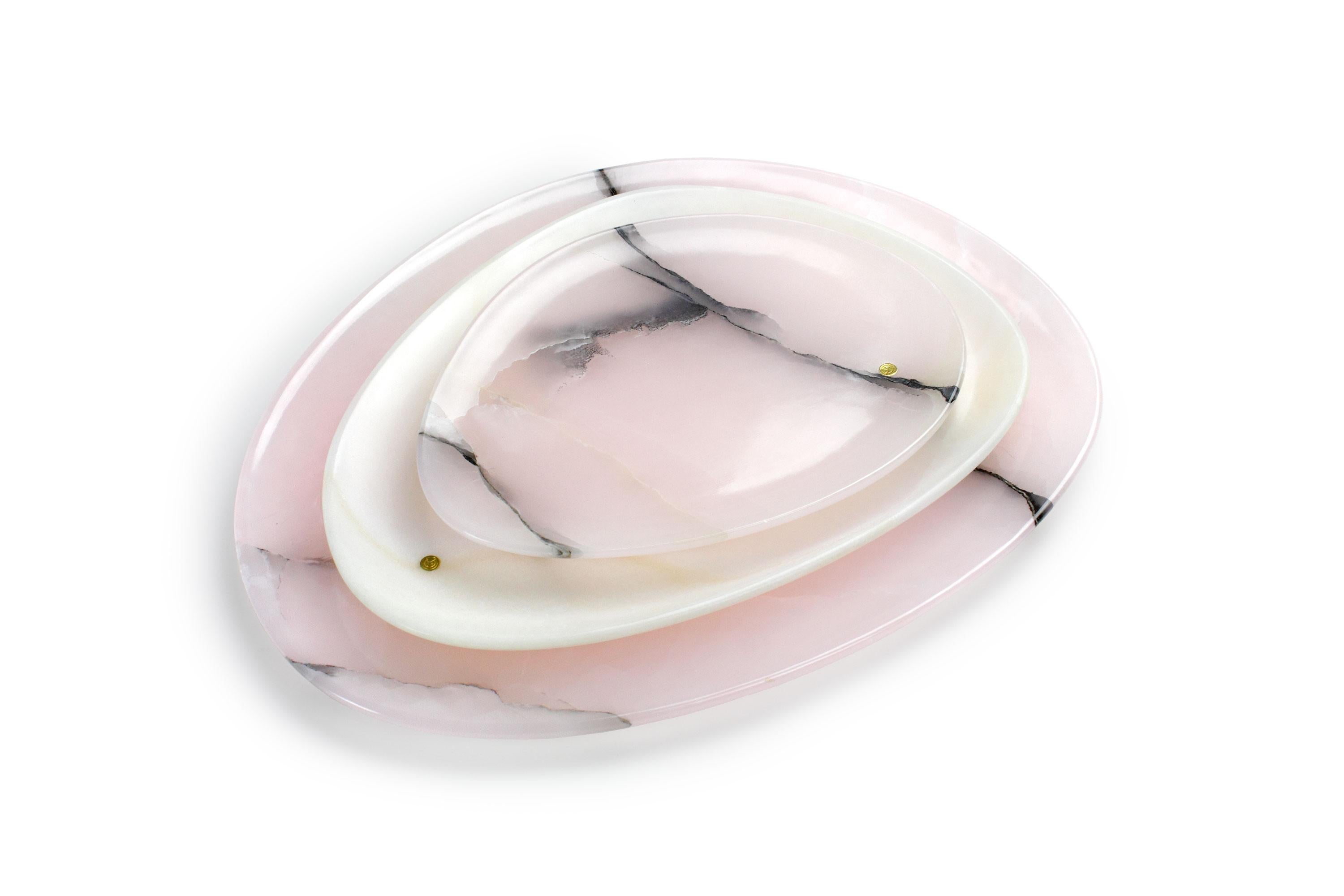 Platos de presentación tallados a mano en ónice blanco y rosa. 
Uso múltiple como platos, fuentes y colocadores. 

Dimensiones: Pequeña - L 24, An 20, Al 1,8 cm, mediana - L 30, An 28, An 1,8 cm, grande - L 36, An 35, An 1,8 cm.
Disponible en
