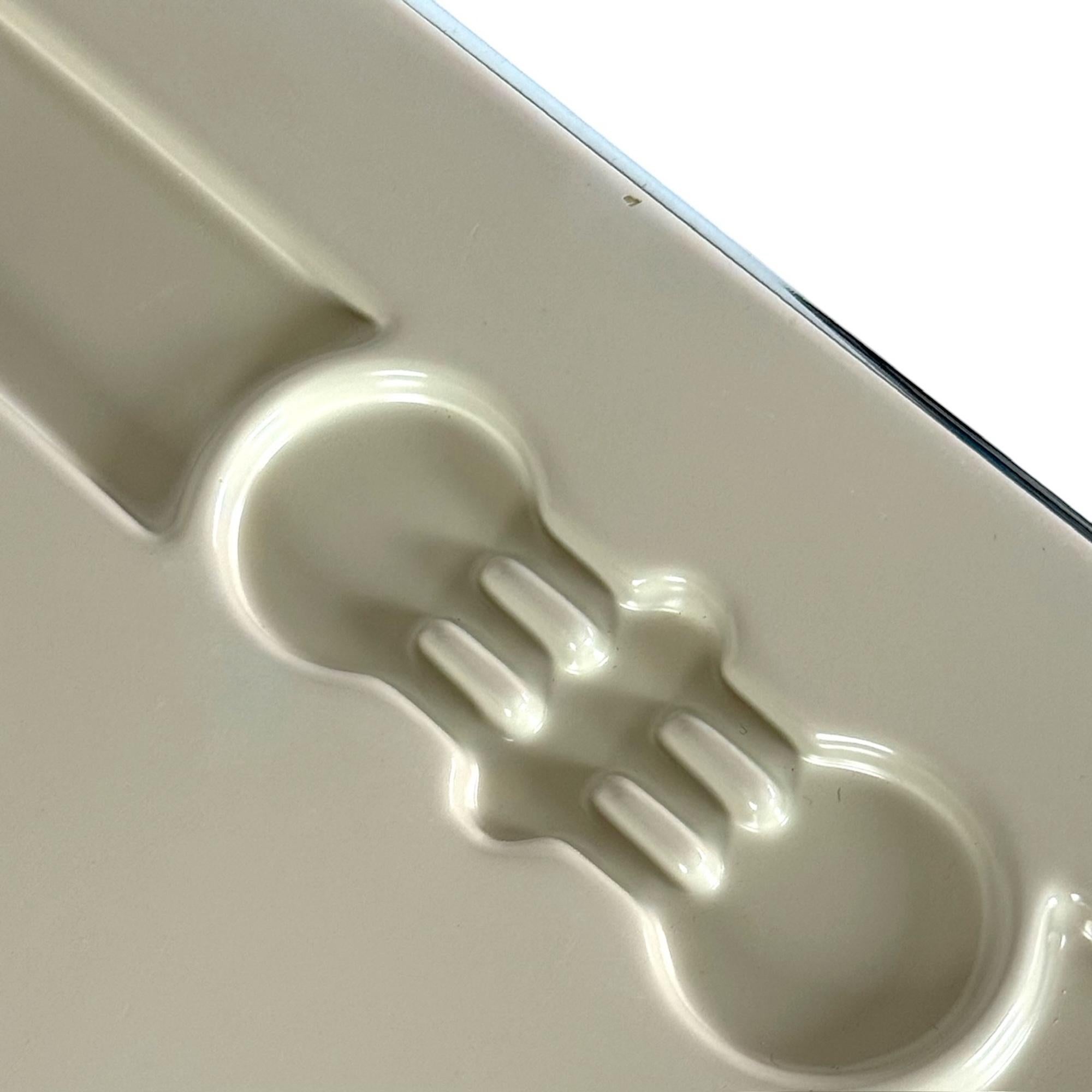 The Platone desk, designed by Giancarlo Piretti in the 1970s for Anonima Castelli, represents a pivotal moment in modern design. Celebrated worldwide, it holds a place in the permanent collection of MoMA, cementing its status as an icon of Italian