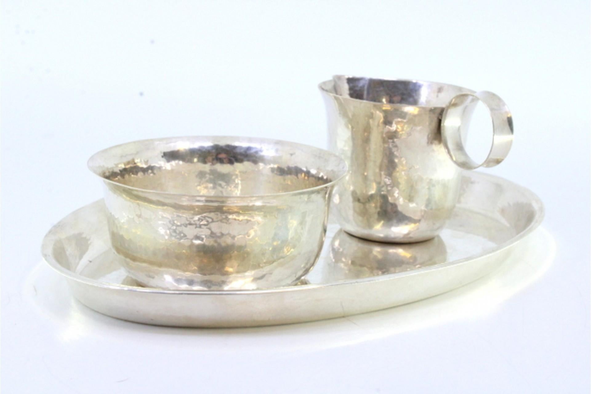 20th Century Set of platter, cup and bowl in hammered silver For Sale