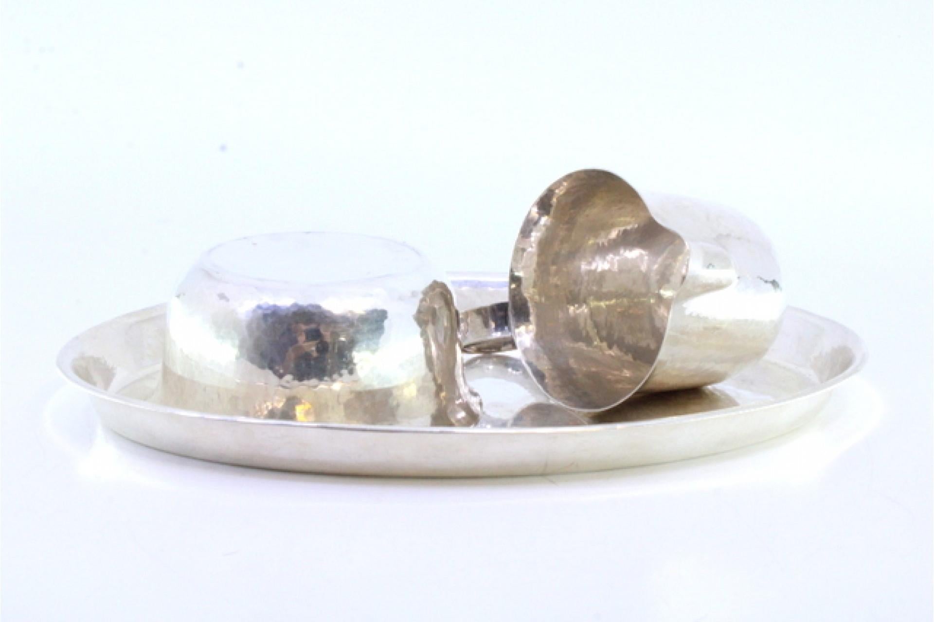 Silver Set of platter, cup and bowl in hammered silver For Sale