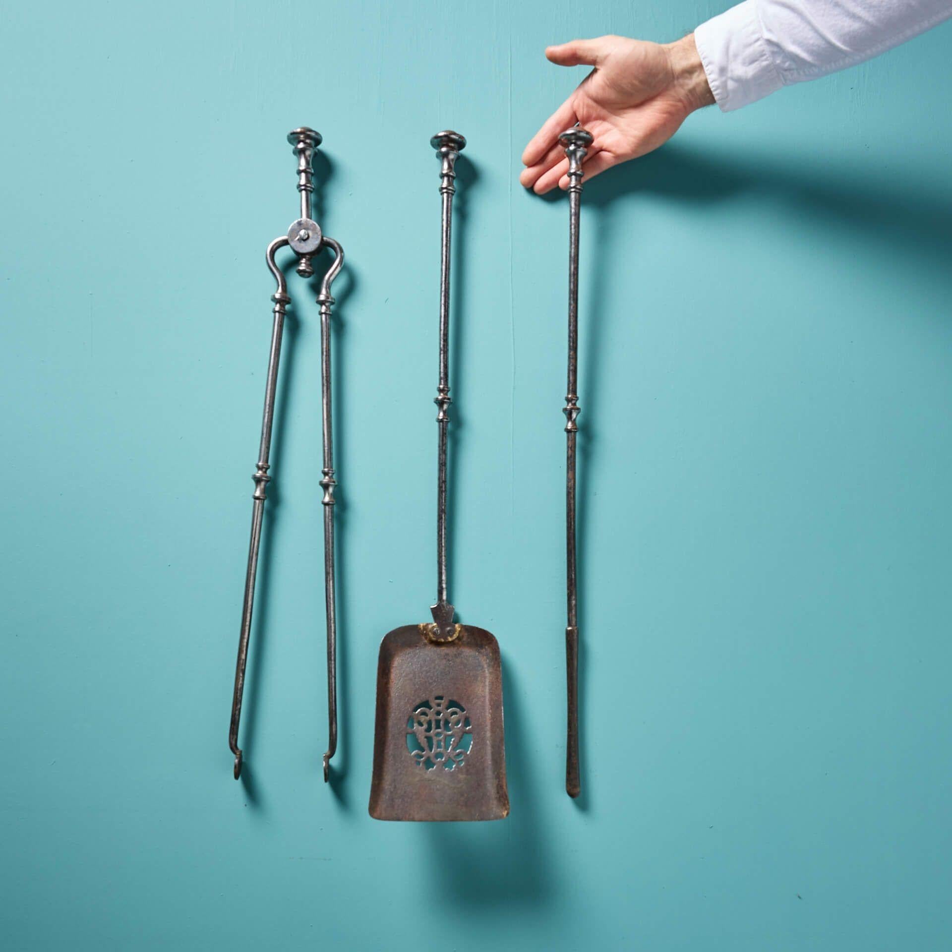 Un set di attrezzi da fuoco in acciaio lucido di epoca Regency.

Questo set di attrezzi da fuoco comprende un attizzatoio, una pinza e una pala forata con manici arrotondati coordinati. Il tocco finale perfetto per qualsiasi caminetto!

Informazioni