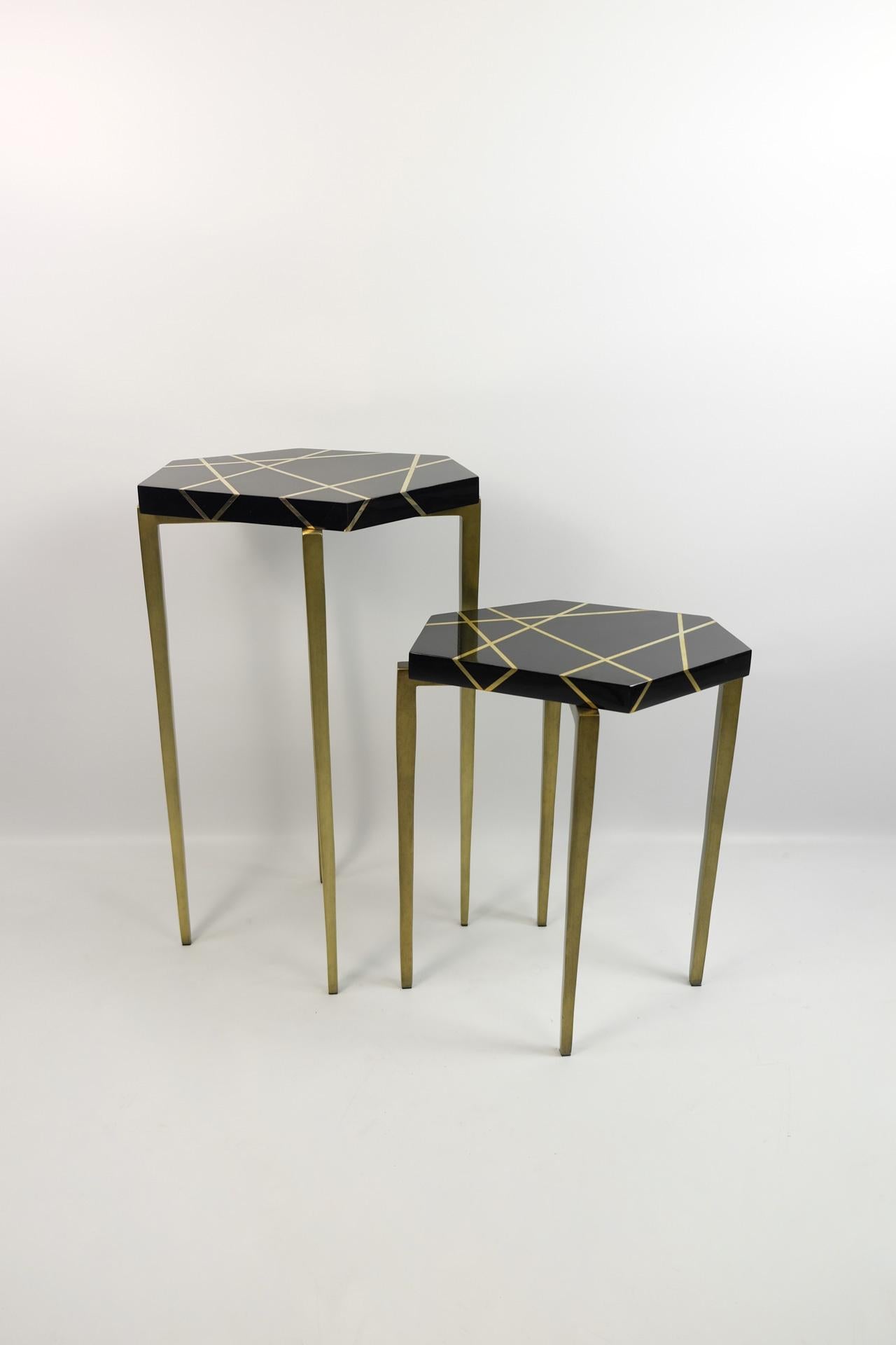 Futuriste Ensemble de tables d'appoint polygonales en marqueterie noire et laiton de Ginger Brown en vente