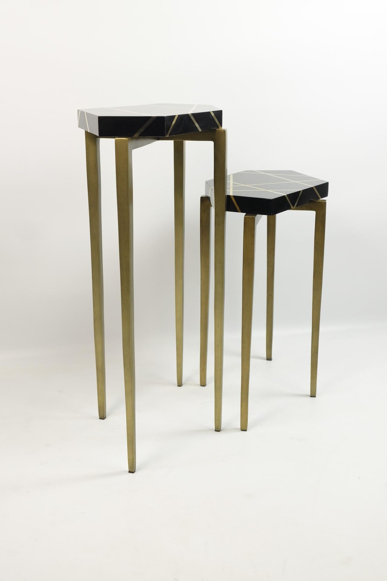 Français Ensemble de tables d'appoint polygonales en marqueterie noire et laiton de Ginger Brown en vente