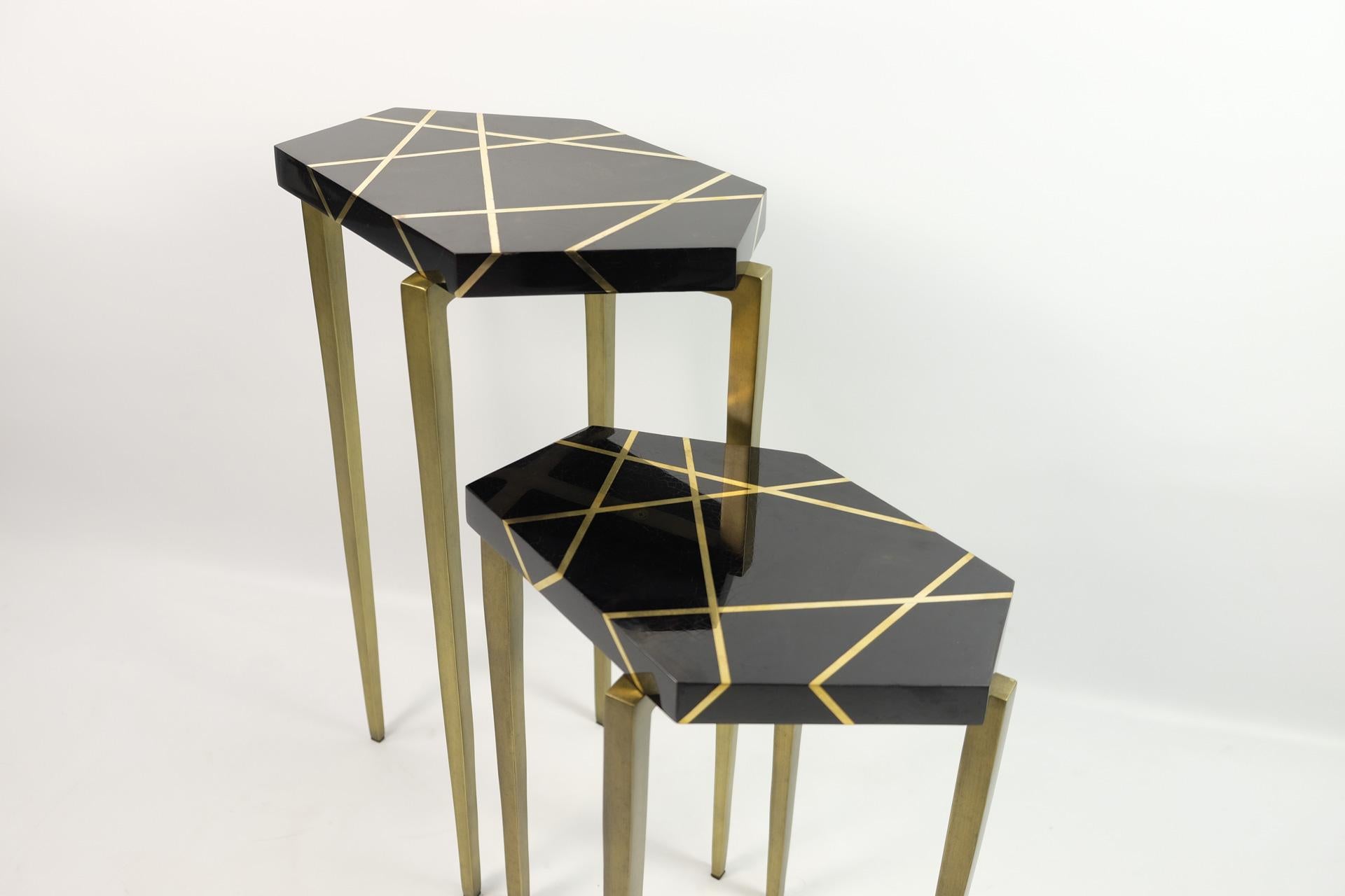 Marqueterie Ensemble de tables d'appoint polygonales en marqueterie noire et laiton de Ginger Brown en vente