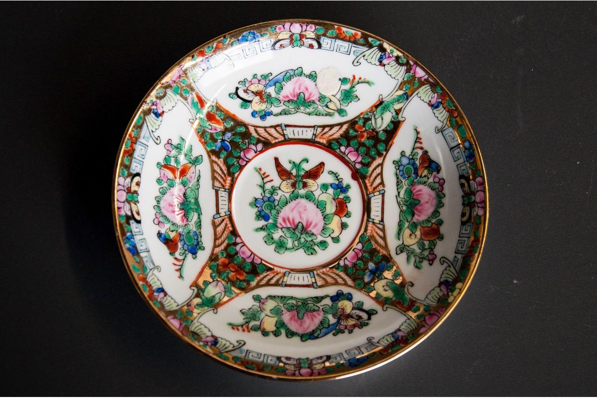 Satz mit vier Porzellantellern.
Orientalisches Motiv. 
Abmessungen: Durchmesser 14,5 cm.

 