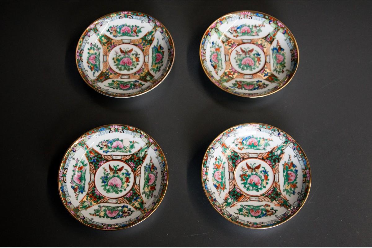 Chinois Ensemble d'assiettes en porcelaine en vente