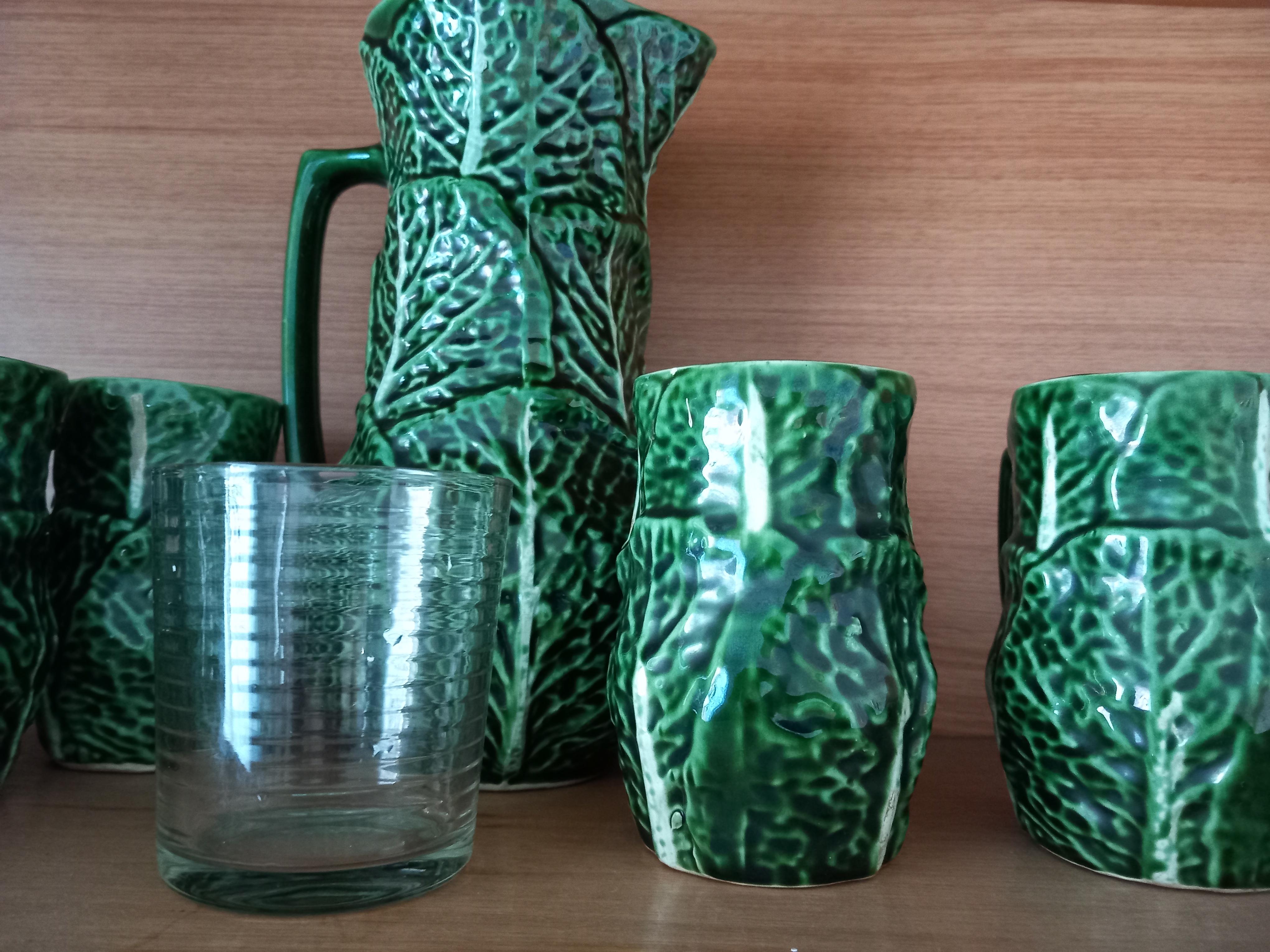 Set aus Majolika-Keramikkrug und Gläsern in Form eines Kohls.
Saft- oder Wasserbecher.
Wie neu, nie benutzt.