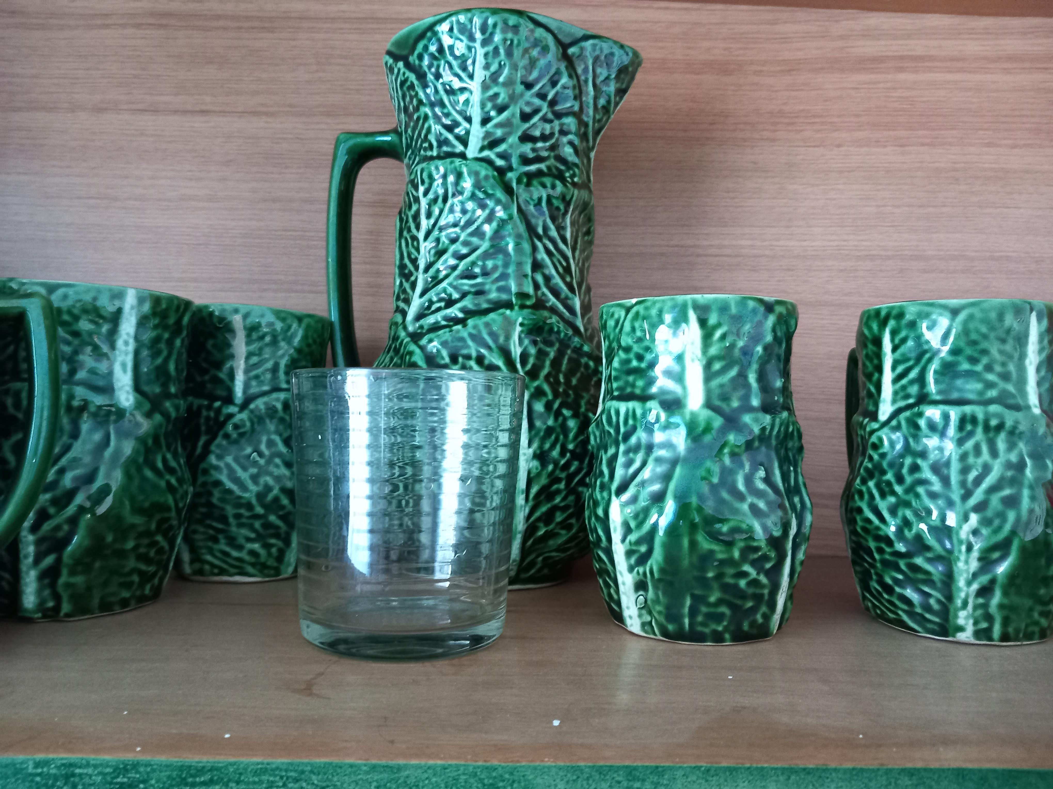 Set aus Majolika-Keramikkrug und 6 Becherbechern in Form eines Cabbage (Der Preis bezieht sich auf das Set) (Französisch) im Angebot