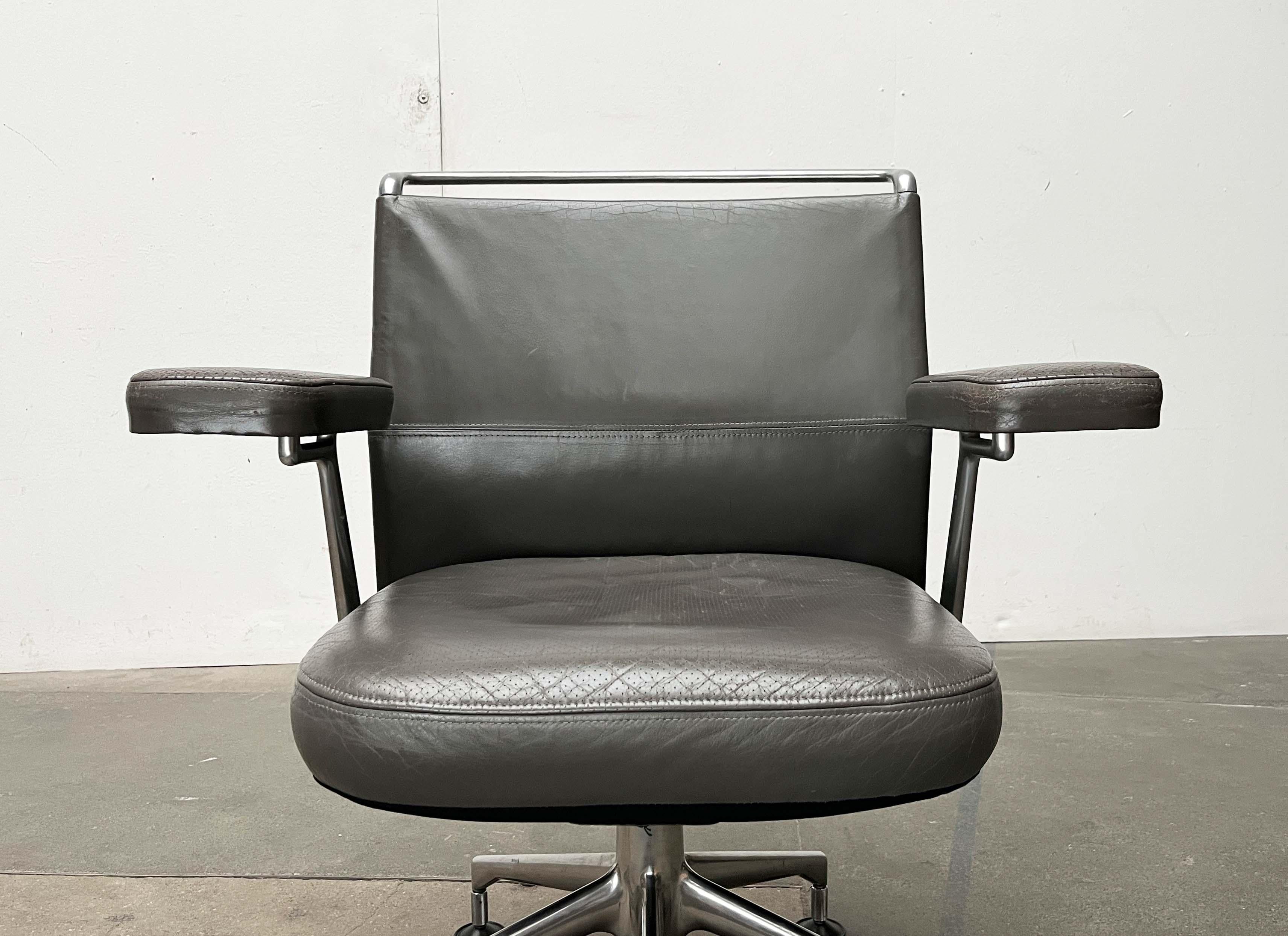 Set di poltrone girevoli postmoderne in pelle AC2 di Antonio Cittero per Vitra anni '90 in vendita 4