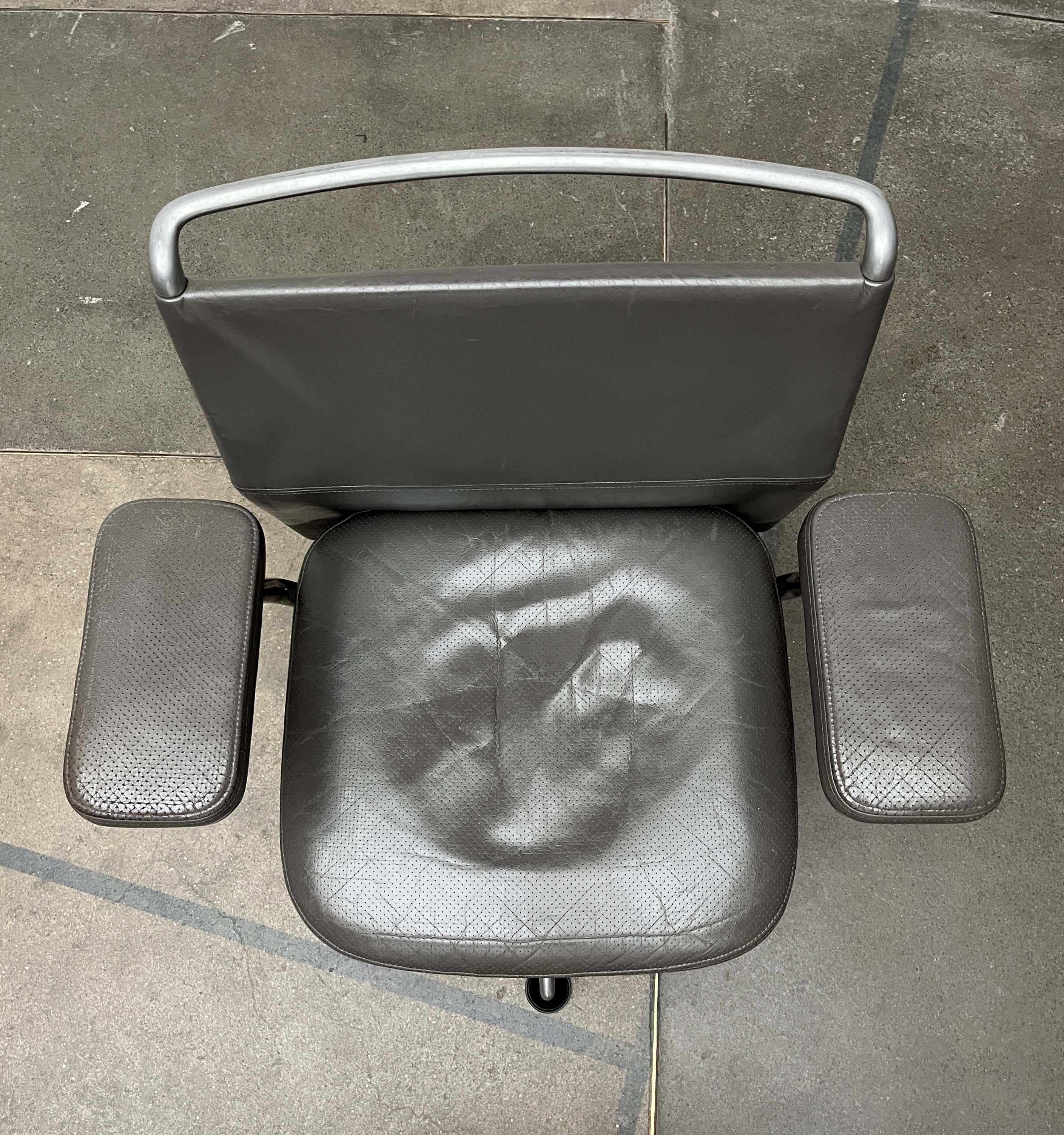 Set di poltrone girevoli postmoderne in pelle AC2 di Antonio Cittero per Vitra anni '90 in vendita 5