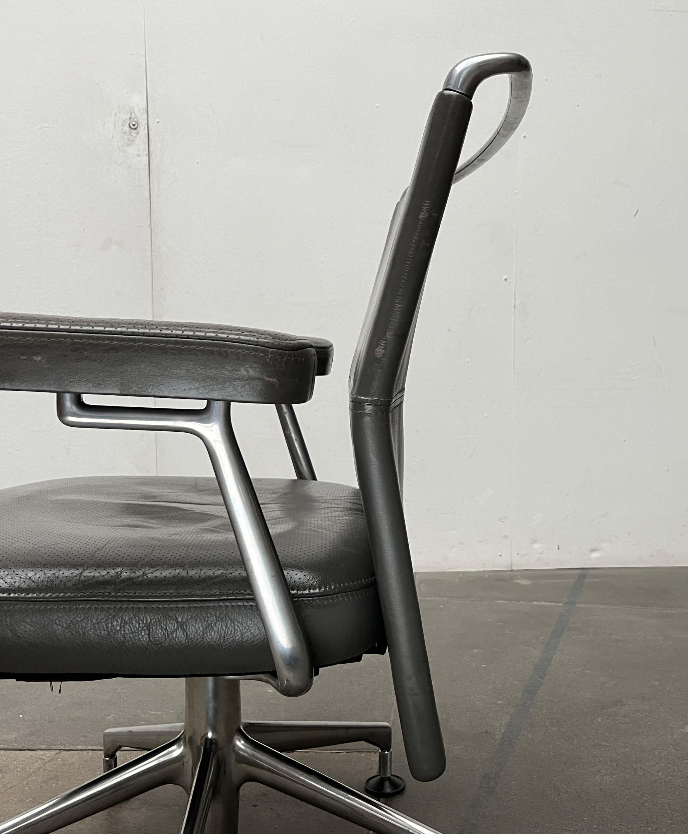 Set di poltrone girevoli postmoderne in pelle AC2 di Antonio Cittero per Vitra anni '90 in vendita 6