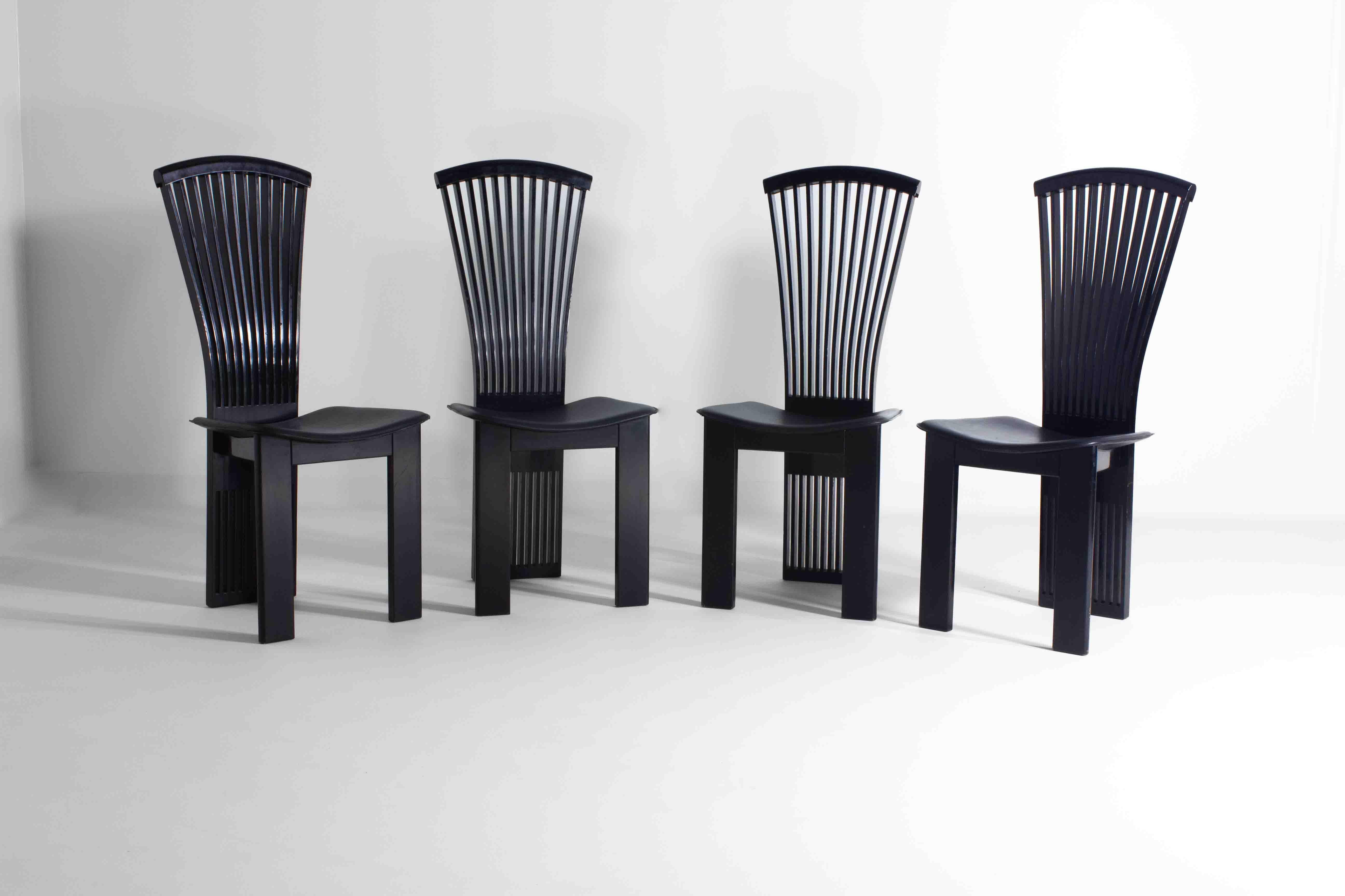 Ein elegantes Set aus 4 eleganten italienischen Esszimmerstühlen von Pietro Costantini. Sie sind ein echtes Beispiel für die kühne Kreativität des postmodernen Designs der 1980er Jahre. Die Stühle zeichnen sich durch eine markante Silhouette mit
