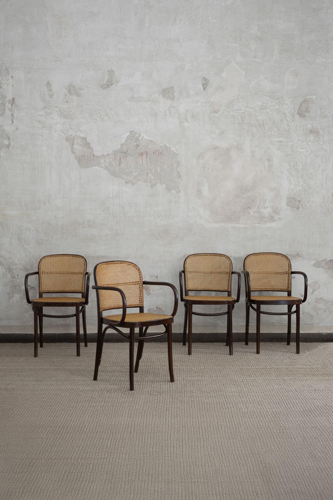 Set di sedie Praga di Josef Hoffmann per Thonet - primi anni del 1900
Dettagli del prodotto
Set di quattro sedie in legno curvato e rattan
Dimensioni: 50 W × 83 H × 50 D cm