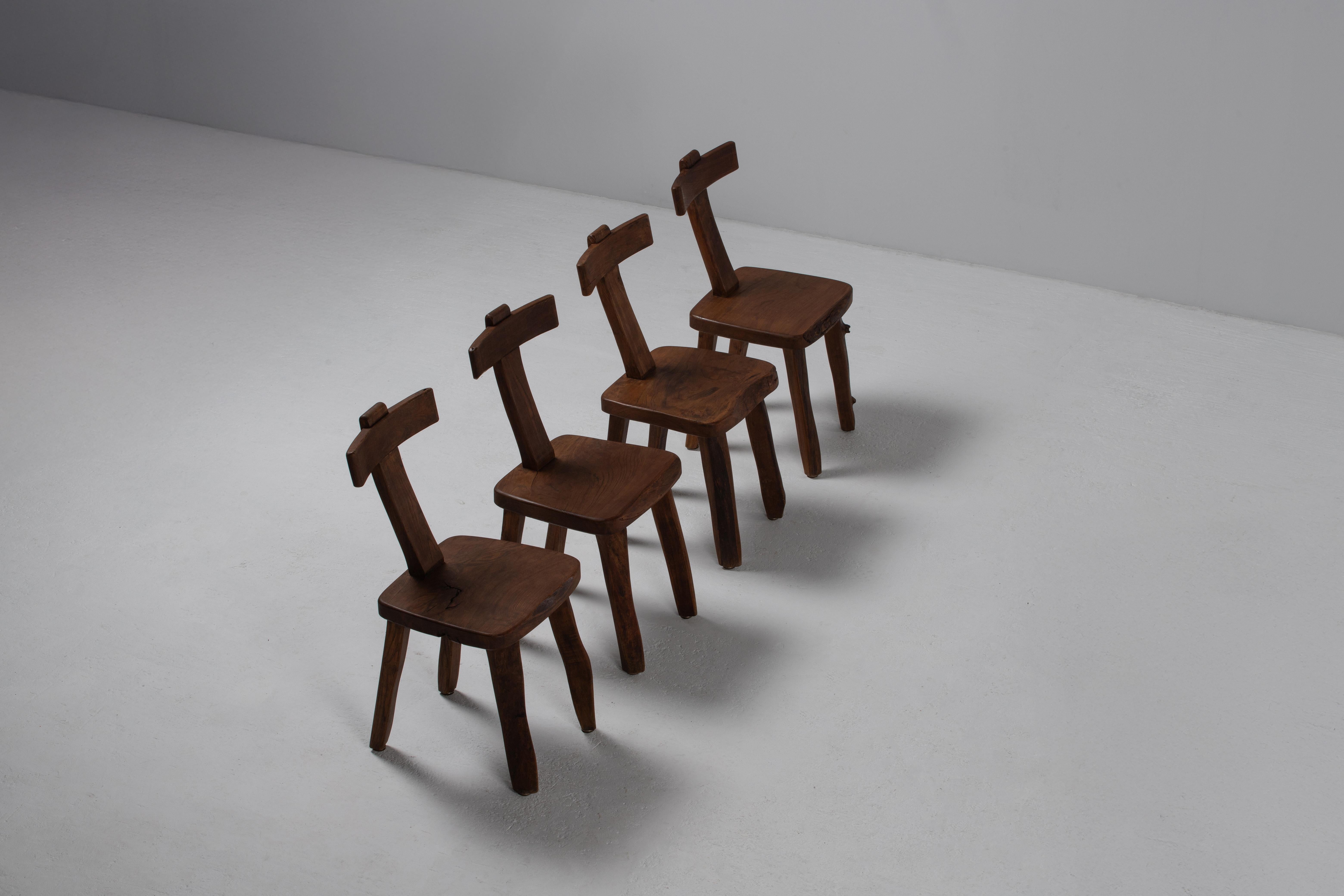 Brutalismo Set di sedie primitive brutaliste in legno massiccio, sedie T, Olavi Hänninen in vendita