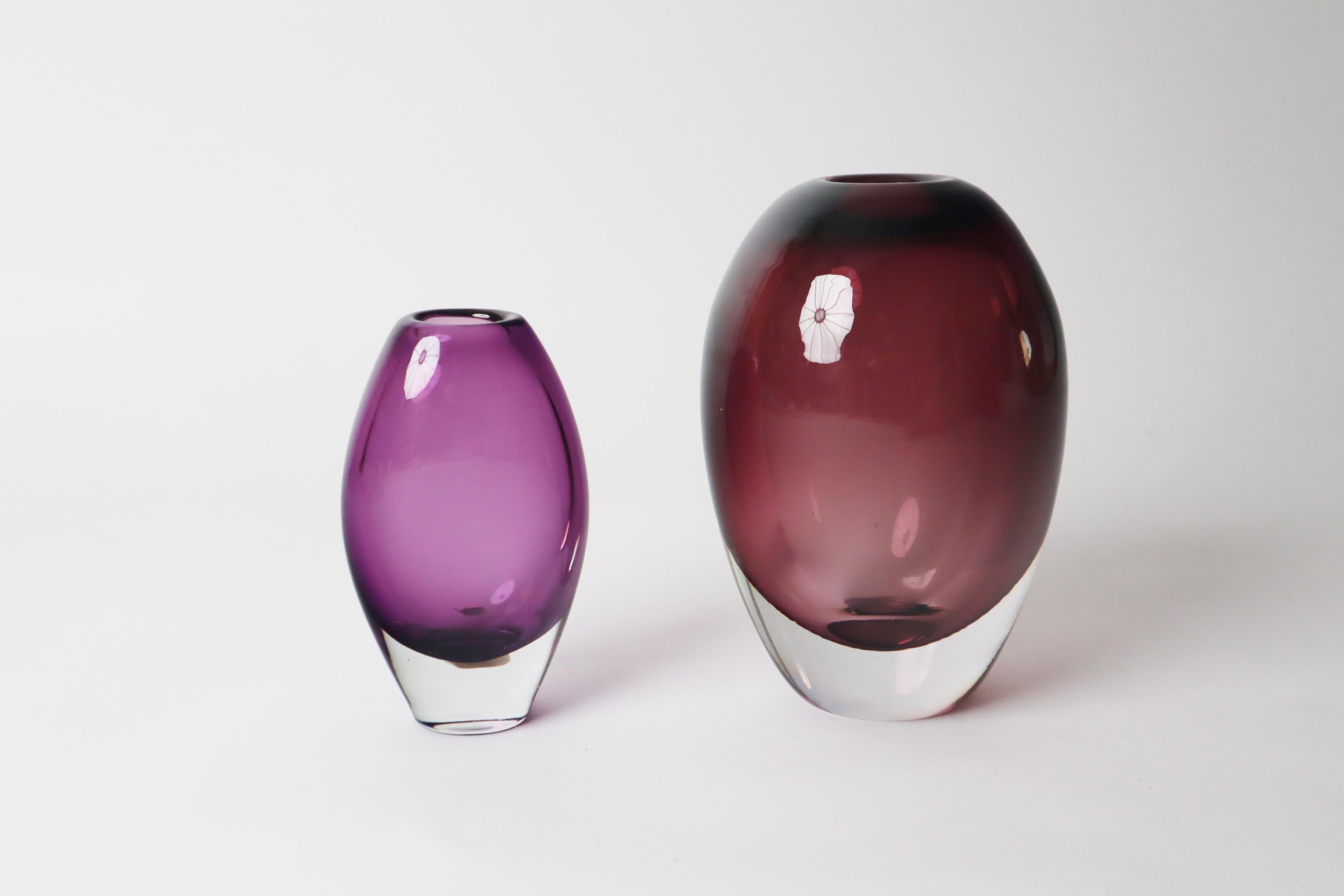 Regardez ce magnifique ensemble de vases de Gunnar Nylund. Les couleurs de ces vases sont exceptionnellement belles, le plus petit vase a un verre de couleur framboise, le plus délicat a une hauteur de 15 cm, une largeur de 10 cm et une profondeur