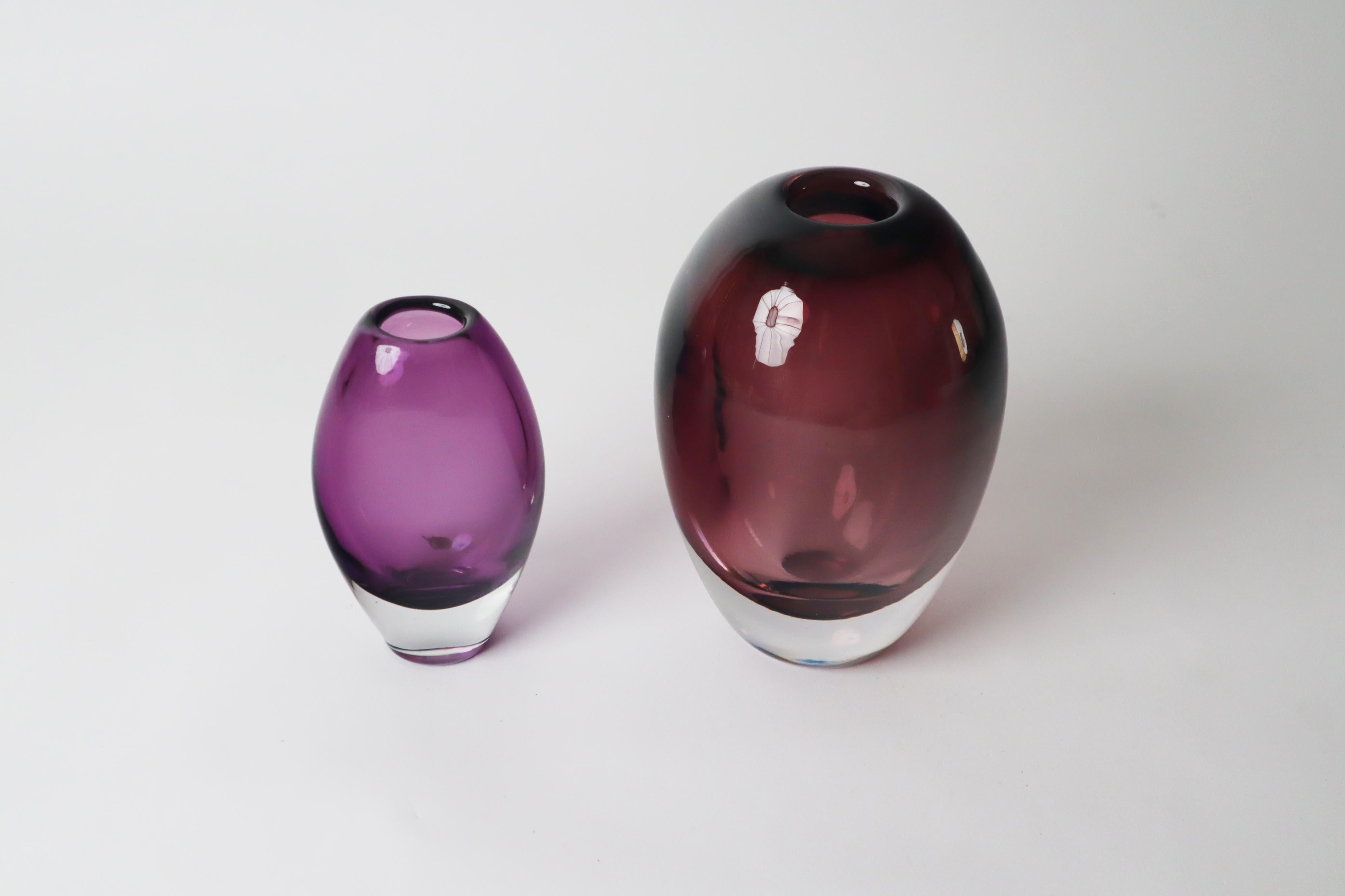 Scandinave moderne Ensemble de vases en verre de couleur violet et framboise par Gunnar Nylund, Suède, années 1960 en vente