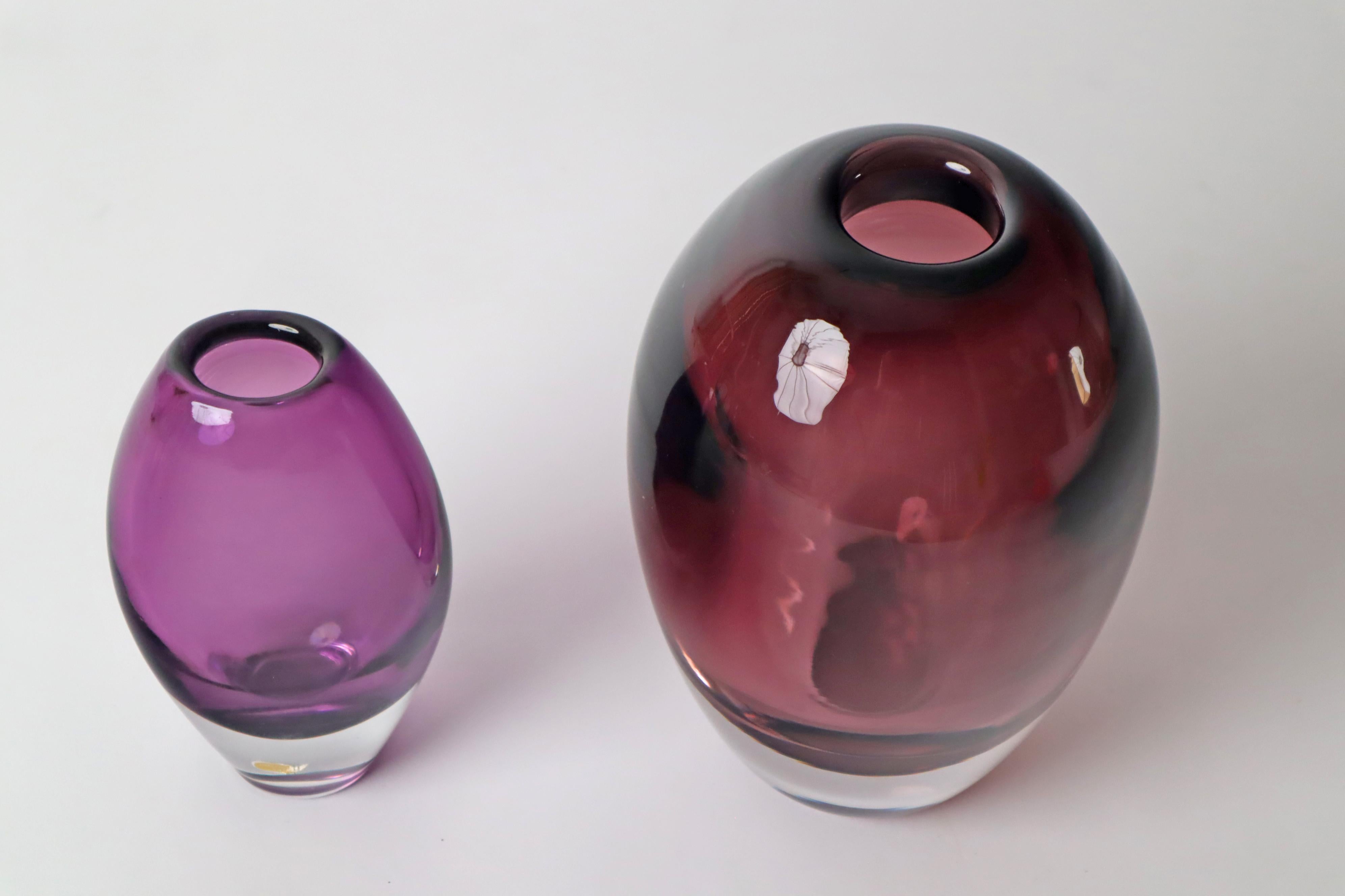 Milieu du XXe siècle Ensemble de vases en verre de couleur violet et framboise par Gunnar Nylund, Suède, années 1960 en vente
