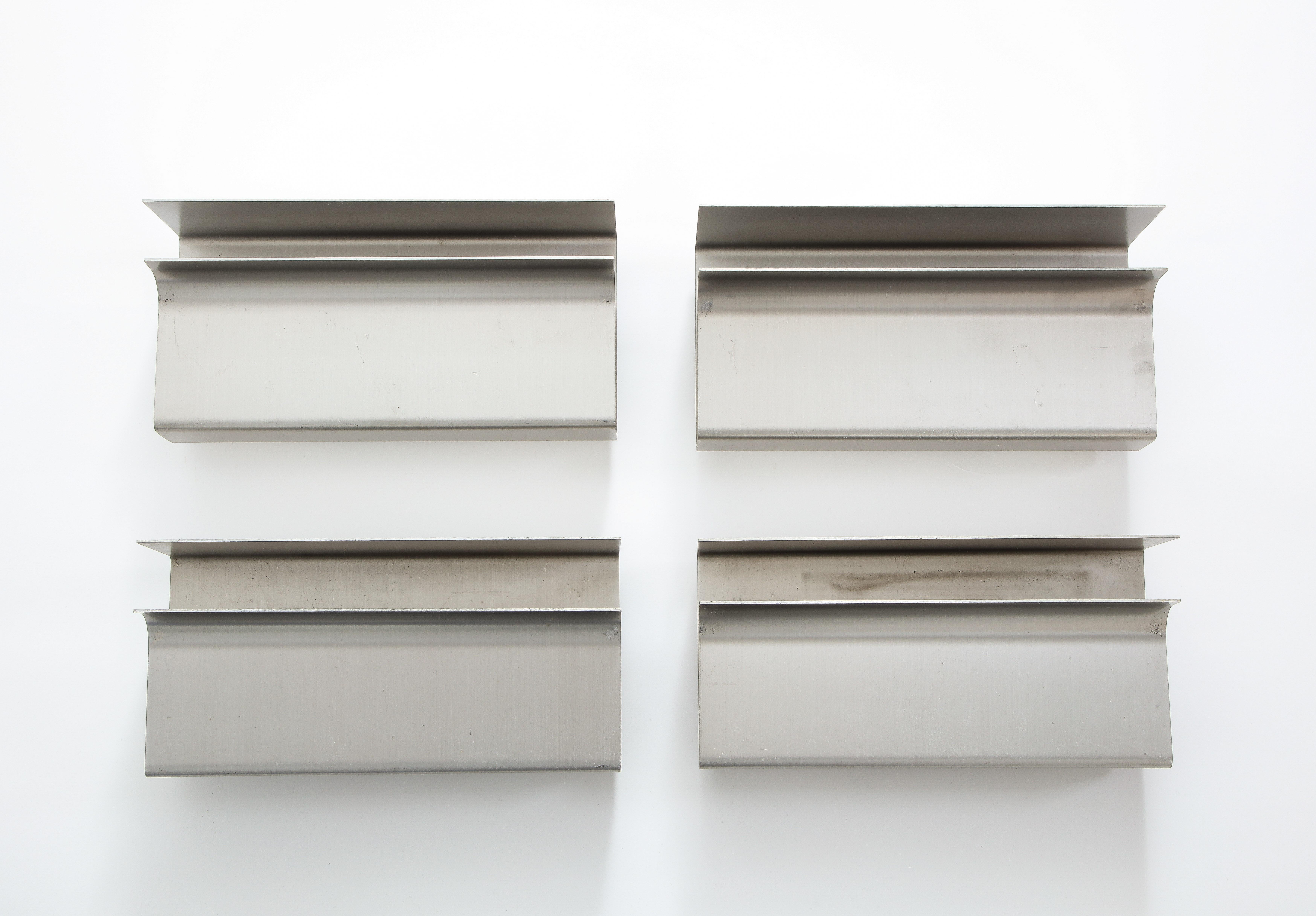 Die gebogenen Aluminiumleuchten von RAAK aus den Niederlanden können je nach Anwendung vertikal oder horizontal verwendet werden. Verkauft als Paar.