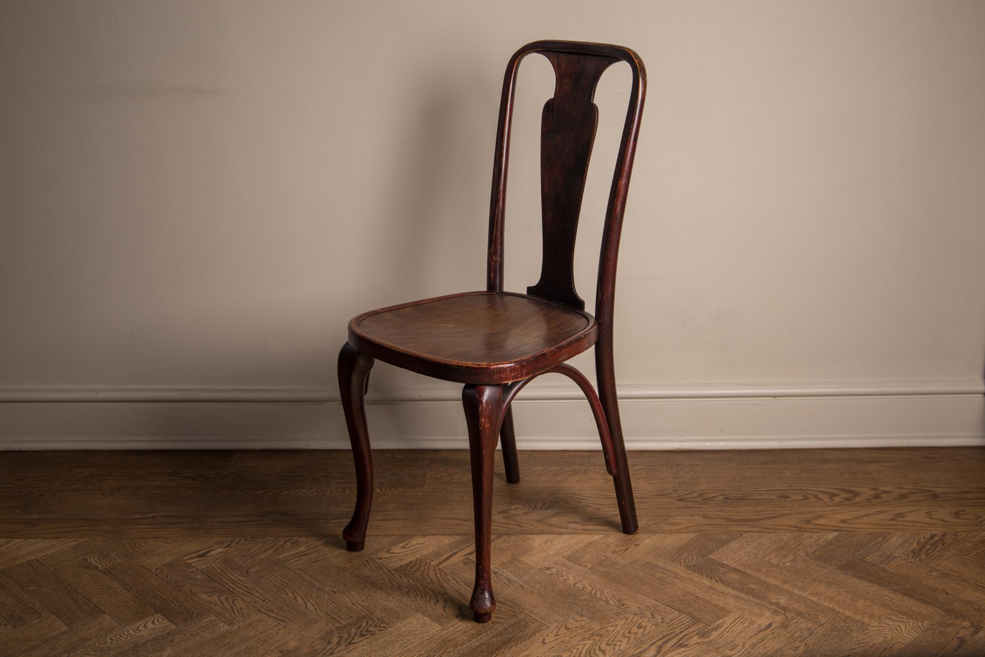 Satz seltener Art Deco Thonet Esszimmerstühle mit gepolsterter Rückenlehne:: um 1920 im Zustand „Gut“ in London, GB