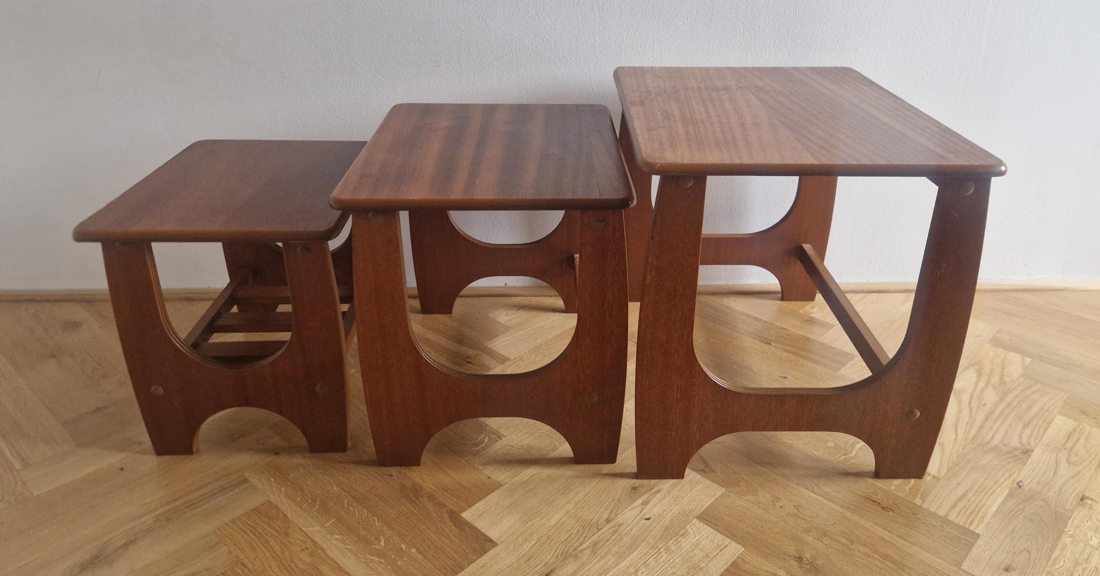 Set di rari tre tavolini in teak, Danimarca, anni '70 in vendita 7