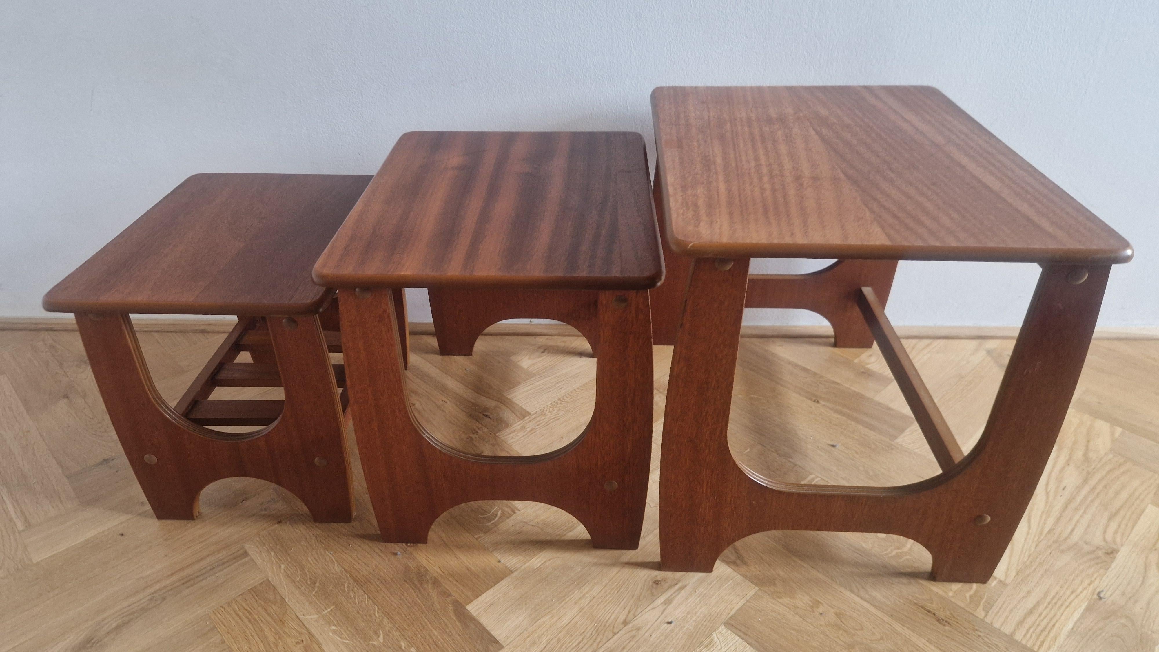 Set di rari tre tavolini in teak, Danimarca, anni '70 in vendita 10