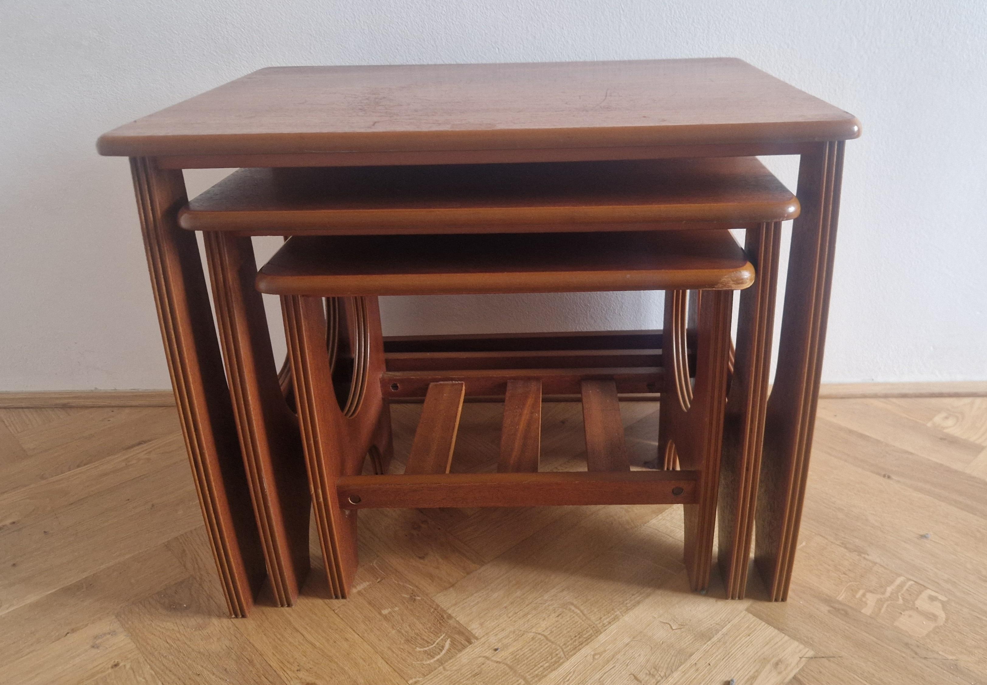 Mid-Century moderno Set di rari tre tavolini in teak, Danimarca, anni '70 in vendita