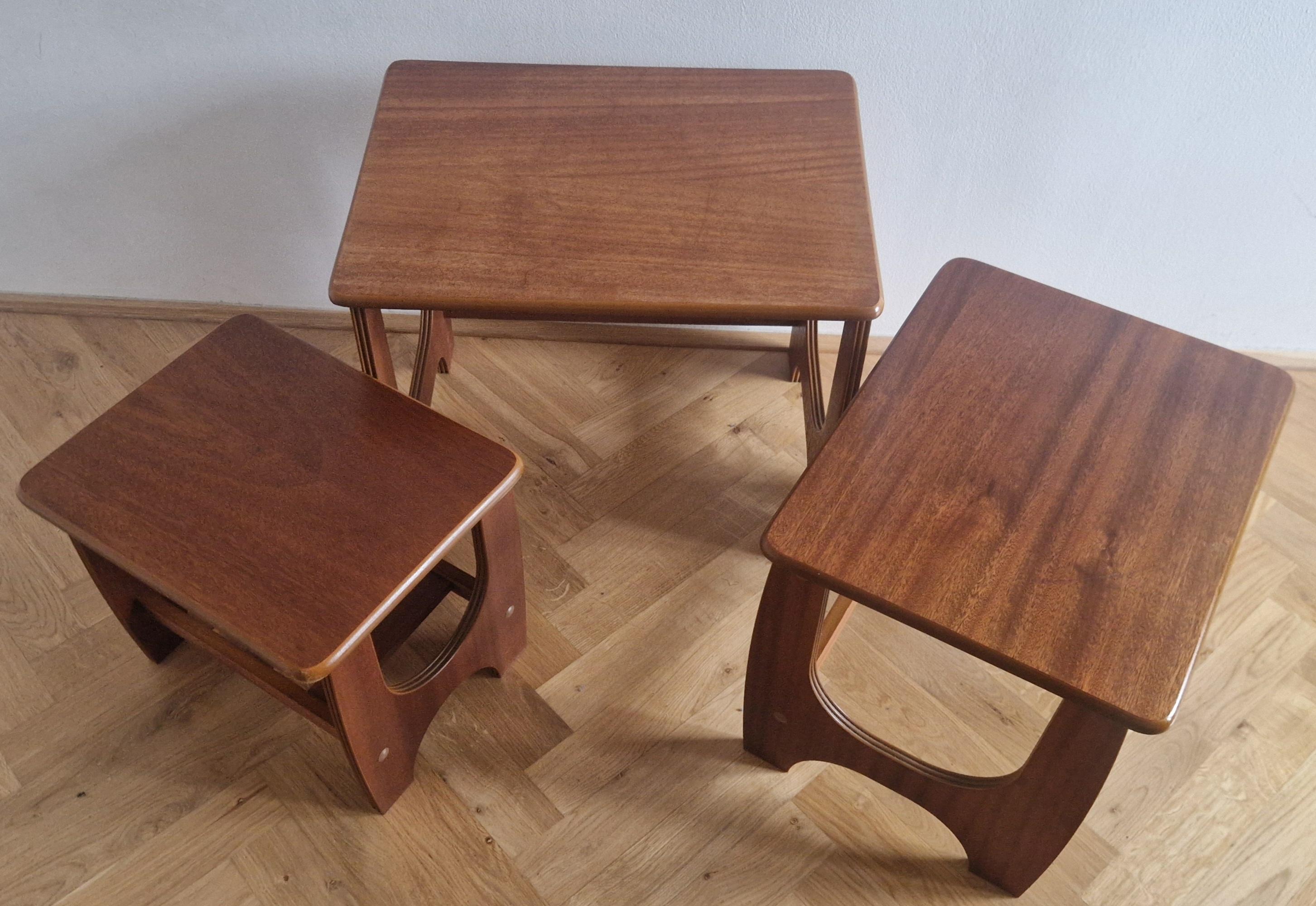 Impiallacciato Set di rari tre tavolini in teak, Danimarca, anni '70 in vendita