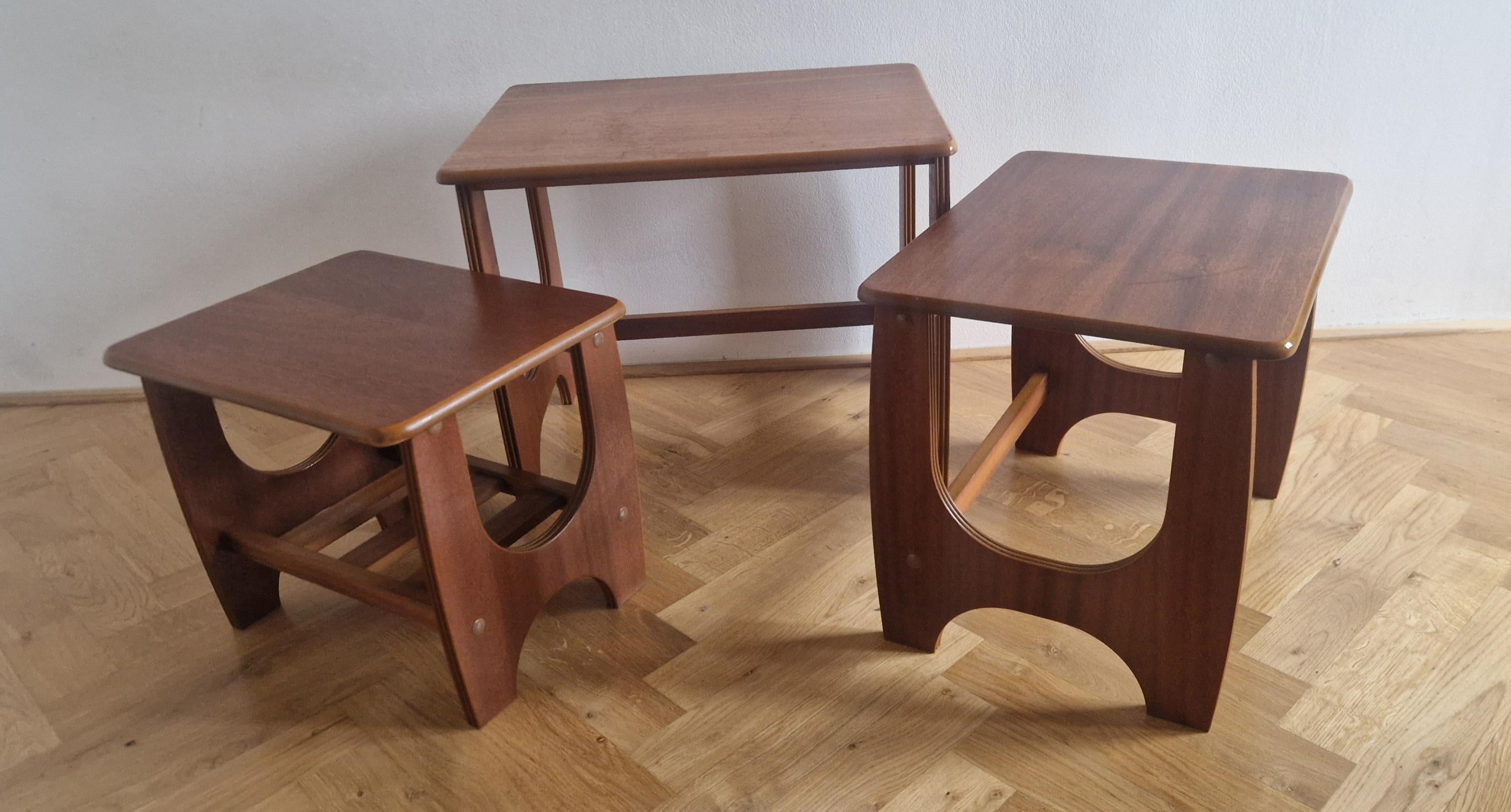 Set di rari tre tavolini in teak, Danimarca, anni '70 In condizioni buone in vendita a Praha, CZ