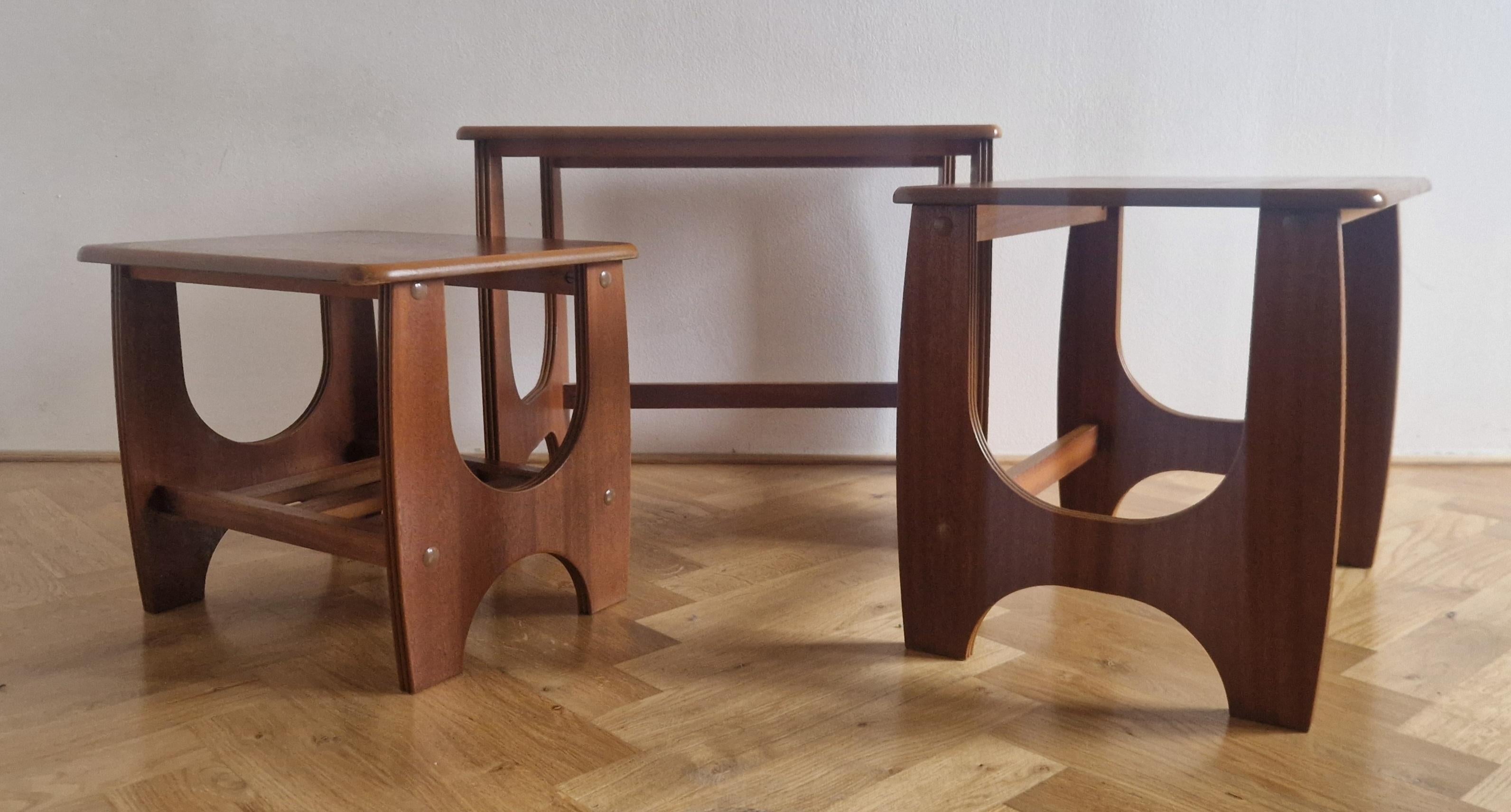 Fine XX secolo Set di rari tre tavolini in teak, Danimarca, anni '70 in vendita