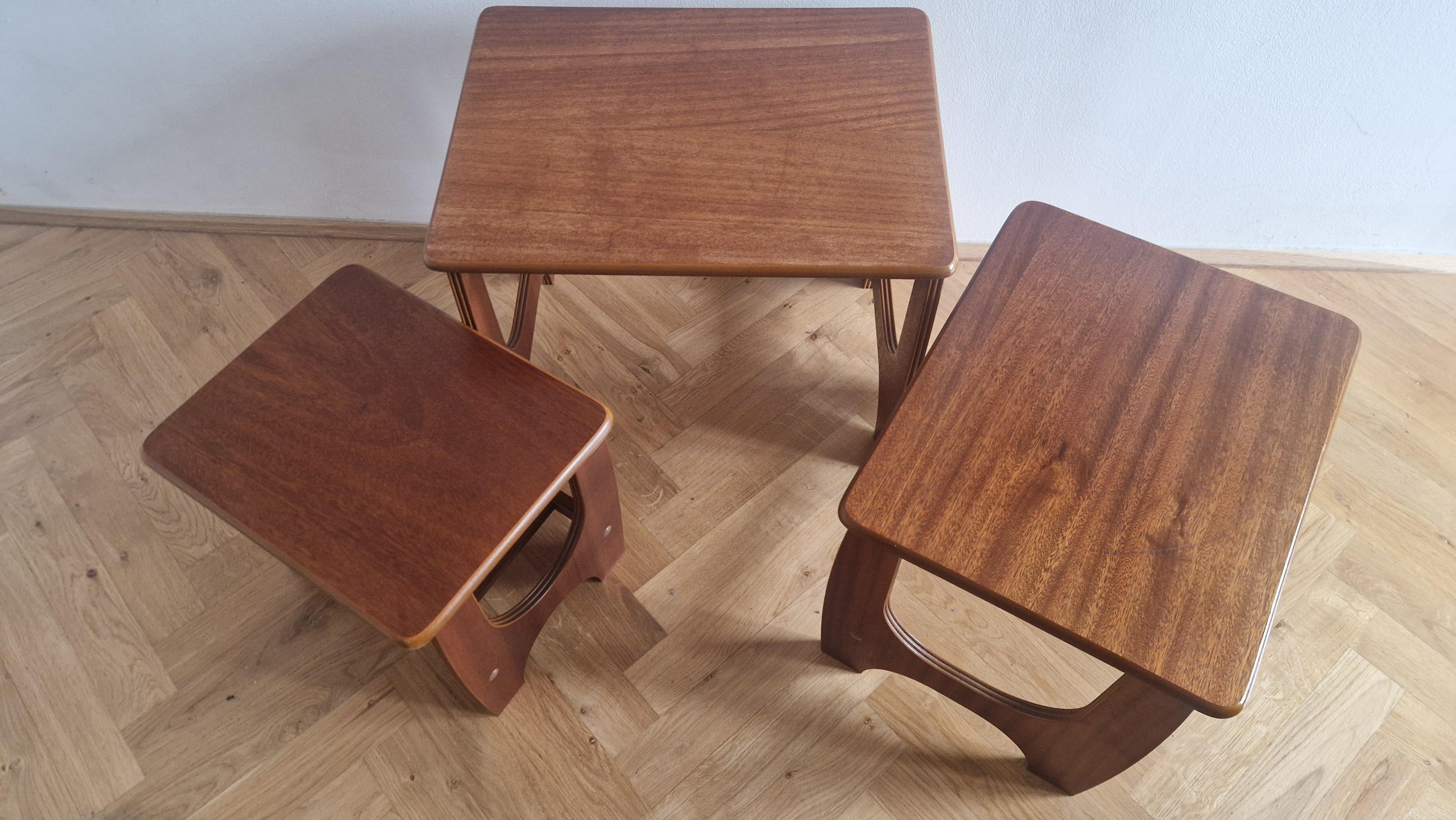 Set di rari tre tavolini in teak, Danimarca, anni '70 in vendita 1