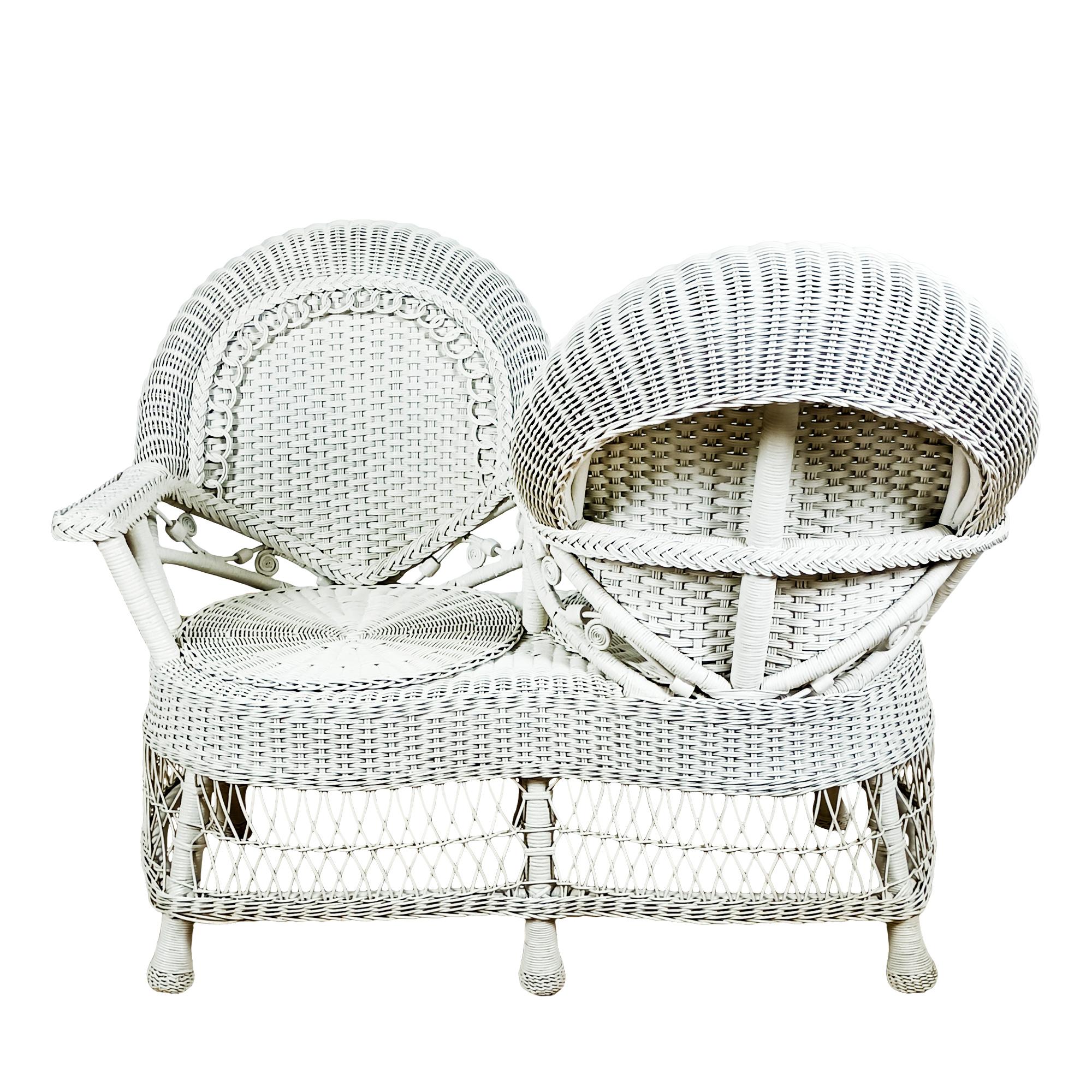 Conjunto de loveseat y mesa auxiliar de ratán, pintura blanca original. Muy buen estado.

Francia hacia 1970

Loveseat 
cm 123 x 100 x 96/43 (asiento)
pulgadas 48,43 x 39,37 x 37,80/16,93 (asiento)

Tabla
cm Diámetro 56,5 x 50,5
pulgadas 22,24 x