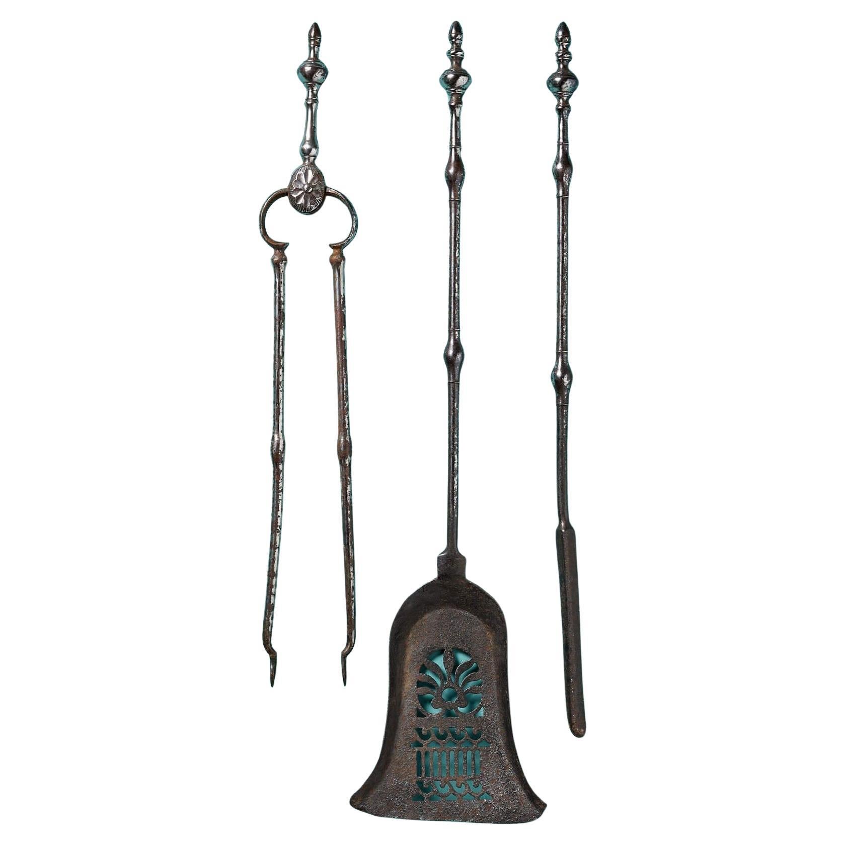 Ensemble d'outils de cheminée géorgiens récupérés
