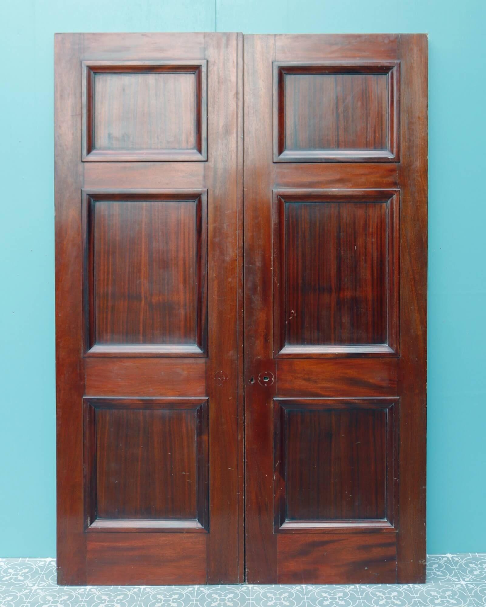 A beautiful, good quality set of 1930s reclaimed mahogany internal dividing doors with an original finish. These reclaimed double doors make a smart set of interior doors for a period property or townhouse with a handsome natural grain and 6-panels