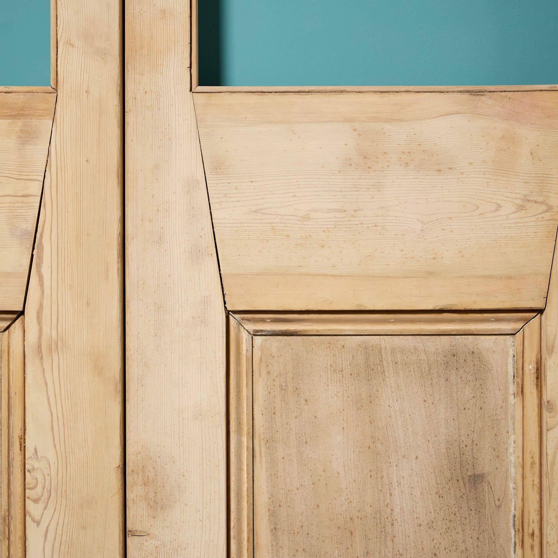 Edoardiano Set di porte a due battenti in pino recuperato per vetri in vendita