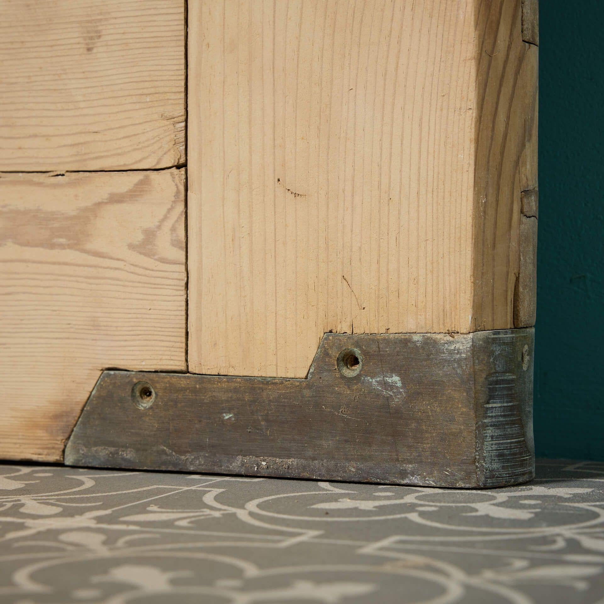 Non smaltato Set di porte a due battenti in pino recuperato per vetri in vendita