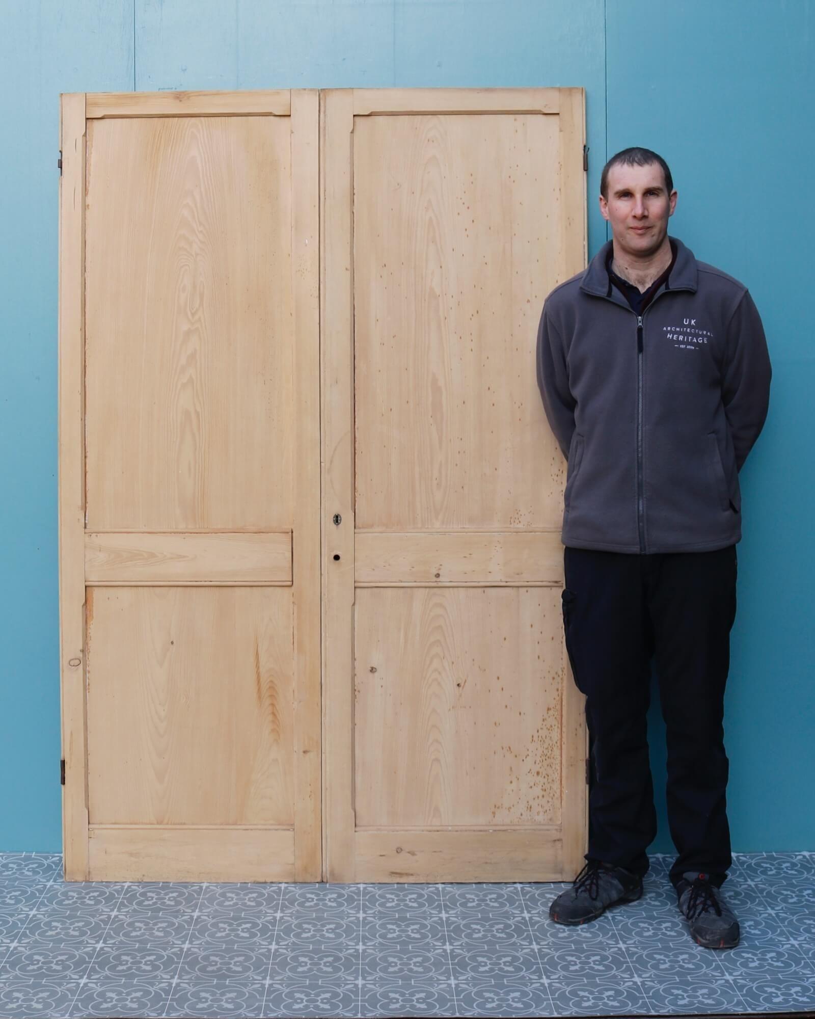 Un elegante conjunto de puertas de armario de pino recuperado con un acabado decapado y lijado, listas para pintar, teñir o encerar. De la época victoriana, estas altas puertas de armario recuperadas tienen más de 140 años. Están en buen estado