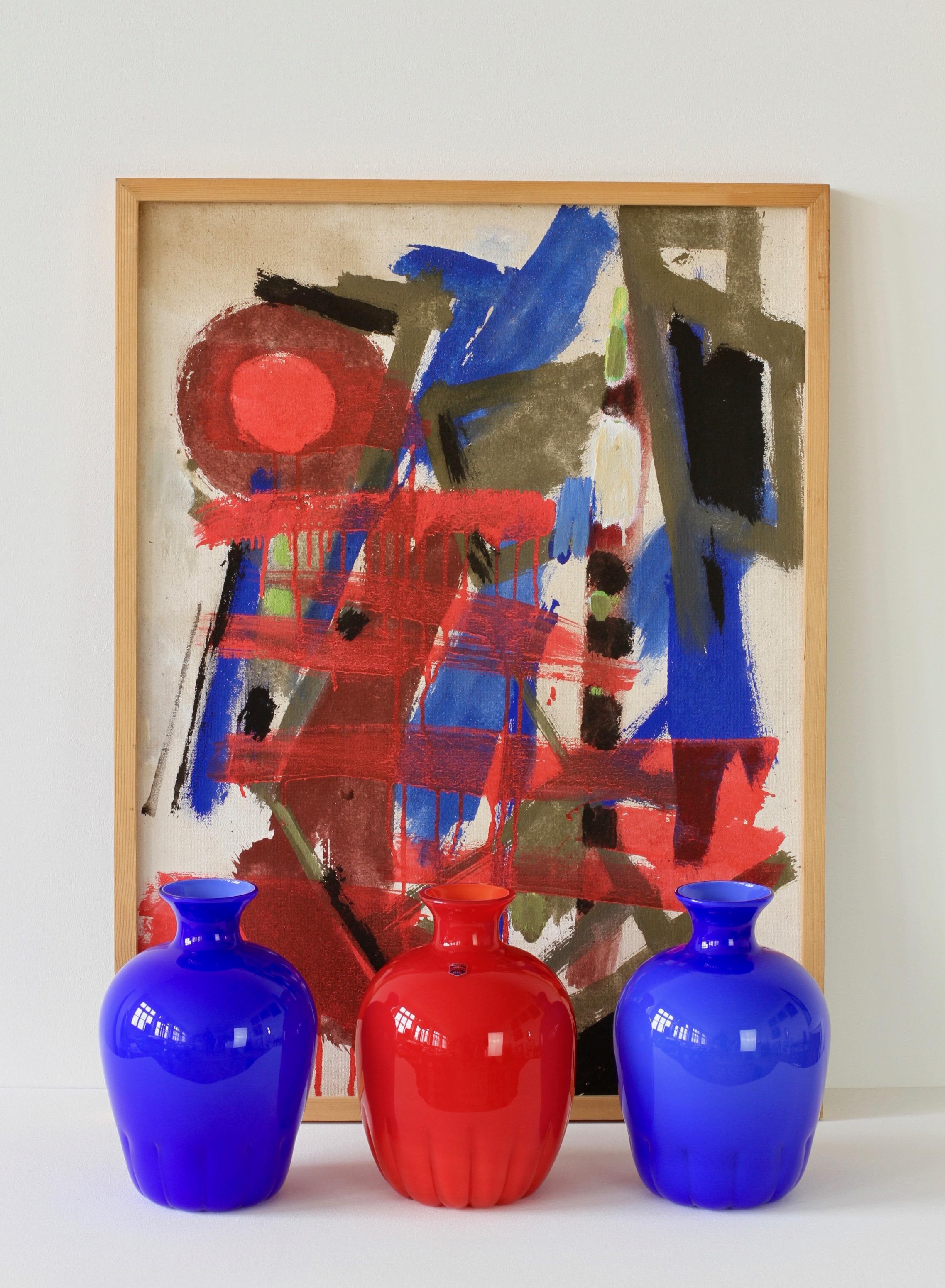 A wonderful set of blue and red Murano glass vases by Cenedese glass, Italy, circa 1990s and an informal abstract modernist oil painting signed by German artist Walter Wohlschlegel (1907-1999). Painted on hardboard, Wohlschlegel is painting on the