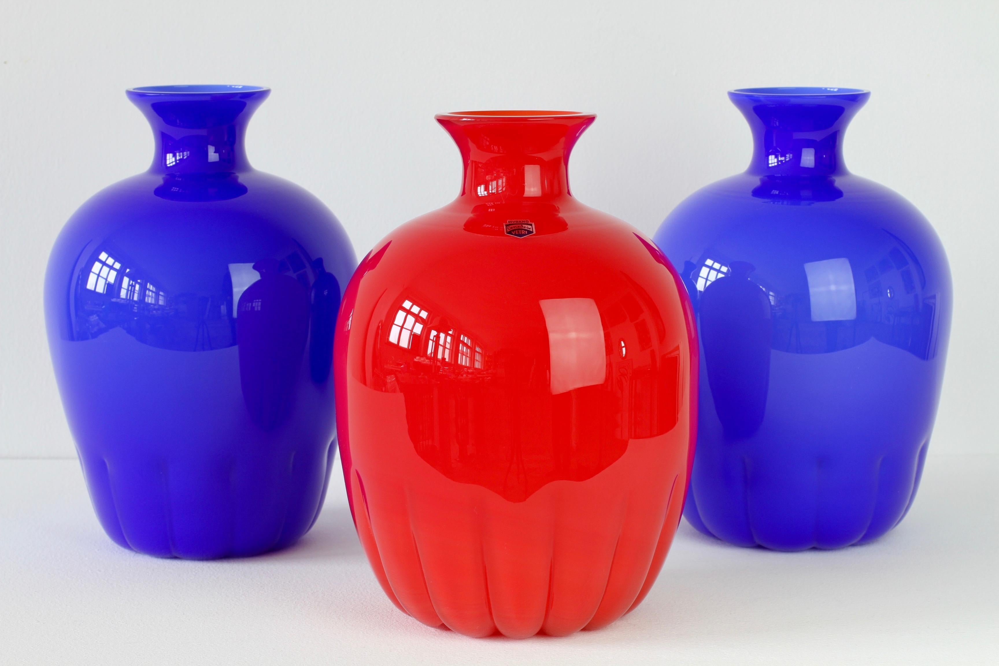 Dipinto Set di vasi in vetro di Murano rosso e blu e pittura astratta moderna in vendita