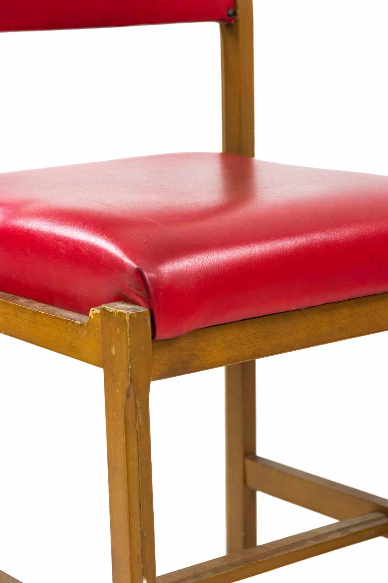 Set von roten Stühlen ist ein Original-Design-Möbel Sitzmöbel realisiert von Anonymous italienischen Künstler in den 1970 und zugeschrieben MIM.

Ein Satz von sechs Stühlen mit rotem Leder und Holzbezug.

Neuwertiger Zustand (einige Kratzer und