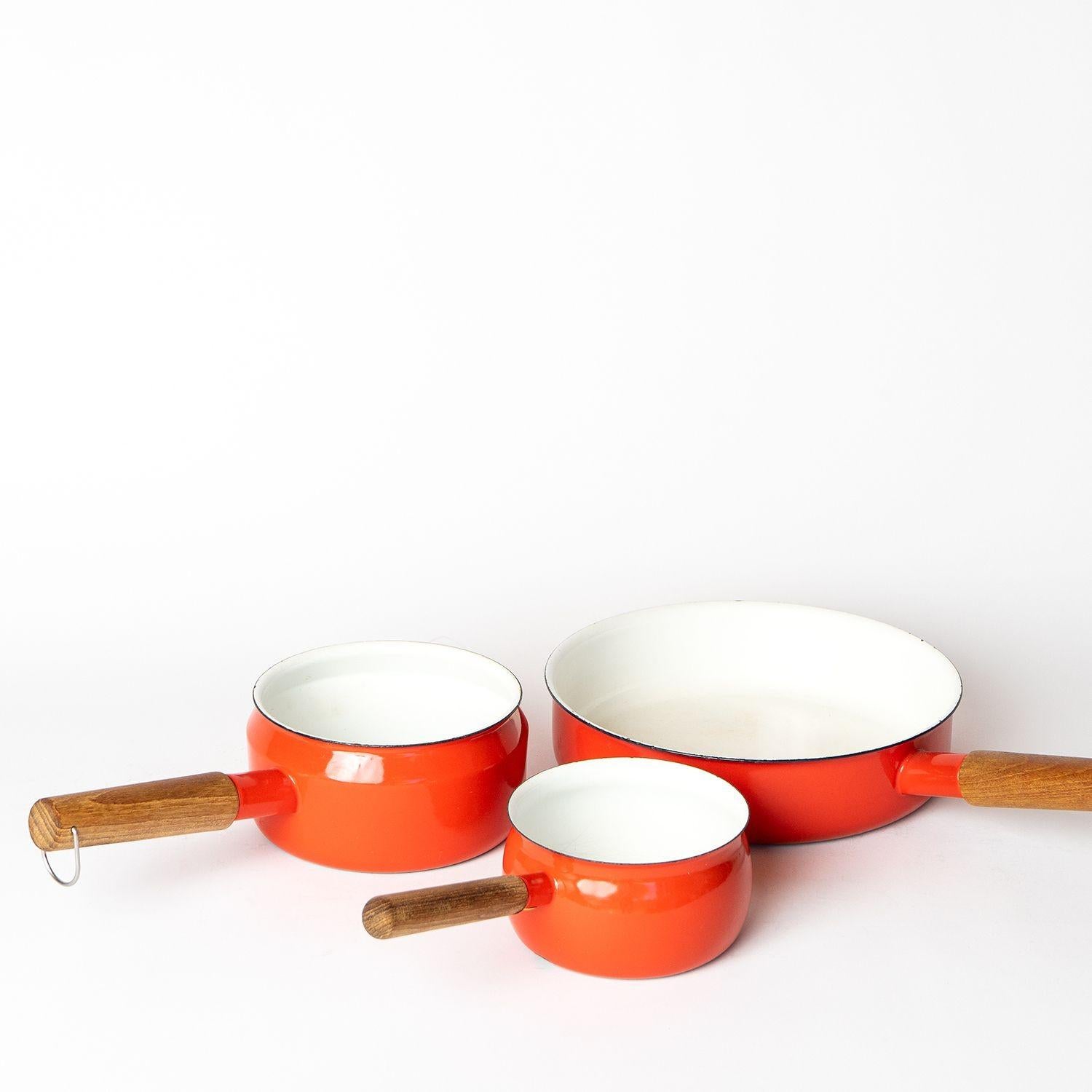Mid-Century Modern Set of Vintage Enamel Saucepans by Seppo Mallat for Finel Arabia Finland, 1960s For Sale
