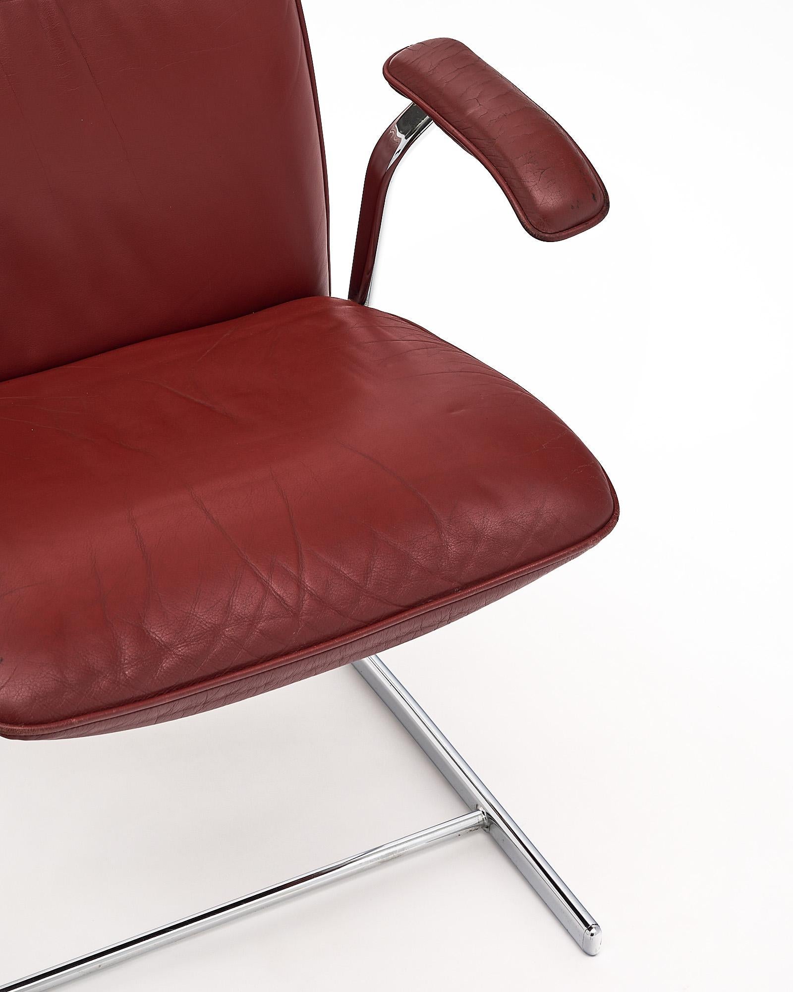 Italiano Set di poltrone in pelle rossa e cromo in vendita