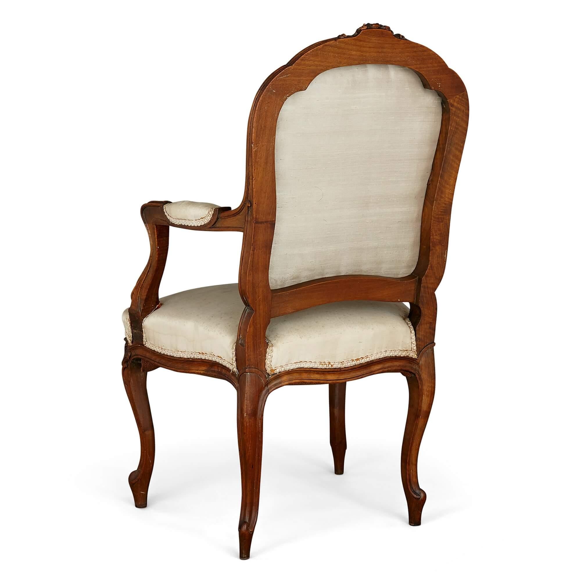 Set aus Mahagoni-Sesseln und Beistellstühlen im Rgence-Stil im Zustand „Gut“ im Angebot in London, GB