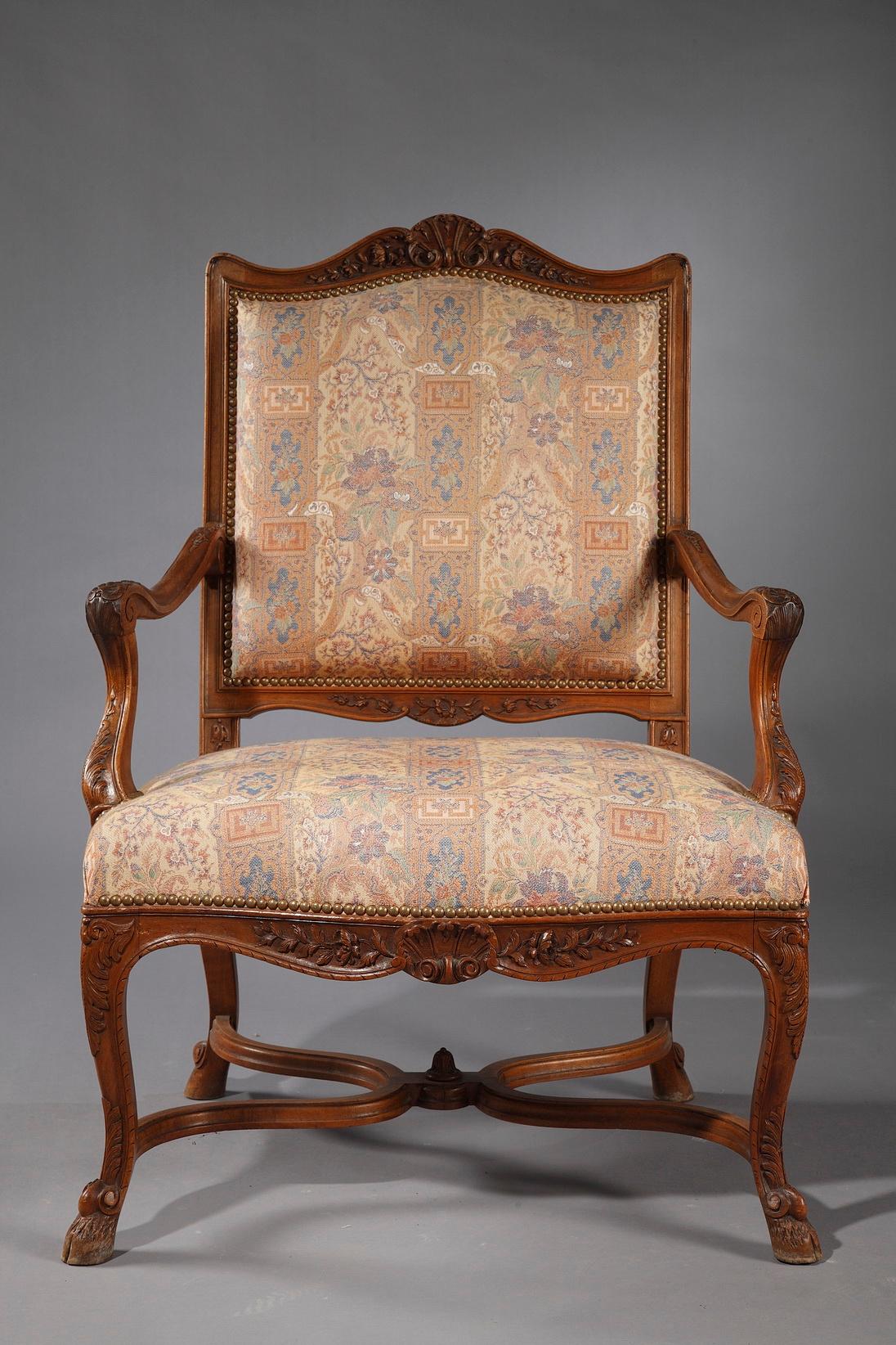 A very fine eight pieces set composed of four armchairs and two matching chairs with their stretcher, and a further pair of chairs, all finely carved in the Regence style. Ornated with foliate shells, small flower garlands and beautiful acanthuses