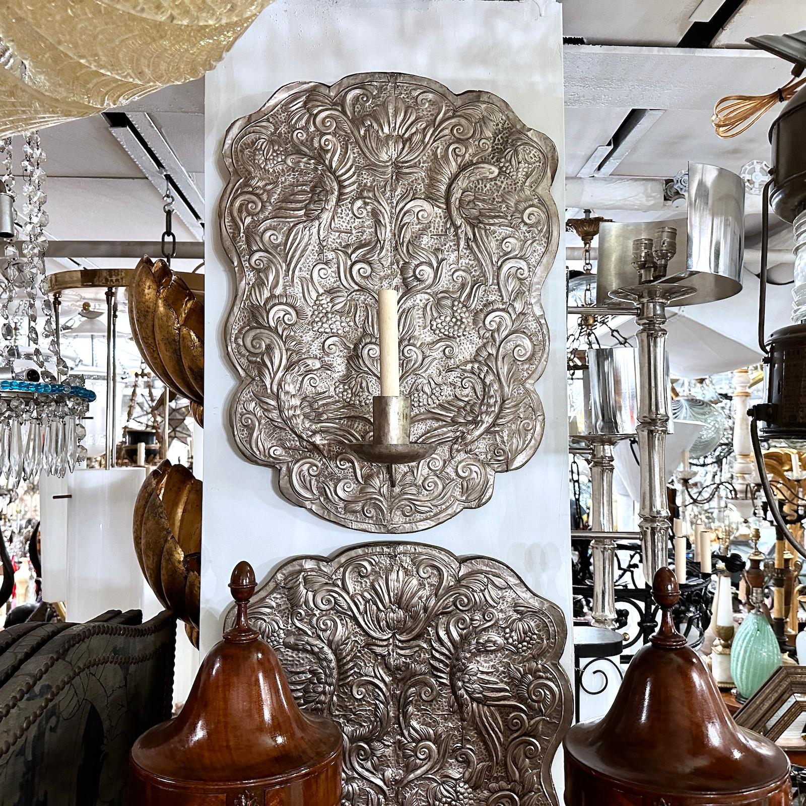 Set di lampade Repousse' placcate in argento, vendute in coppia in vendita 1