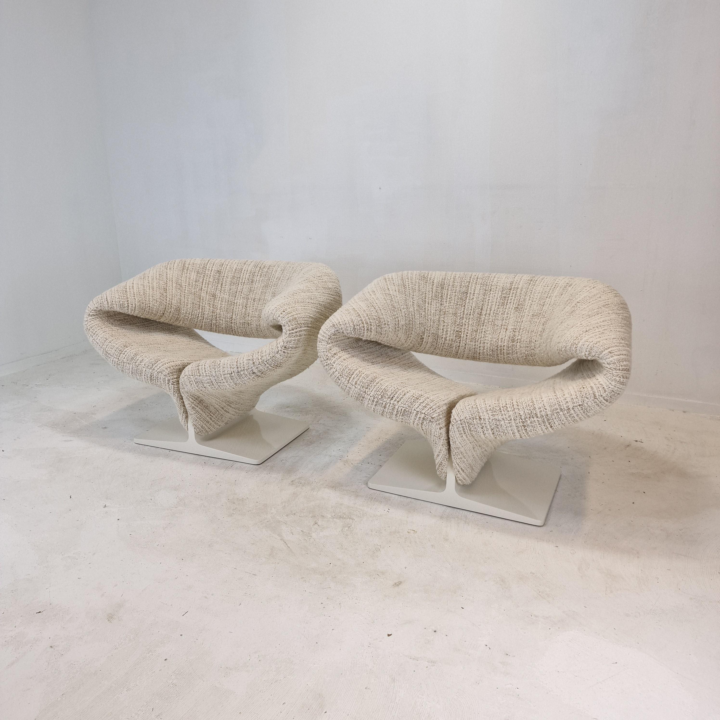 Superbe ensemble de chaises à ruban, conçu par le designer français Pierre Paulin dans les années 60. 
Cet ensemble original a été produit dans les années 60 par Artifort, aux Pays-Bas. 
Le Ribbon Chair est une œuvre d'art et il est incroyablement