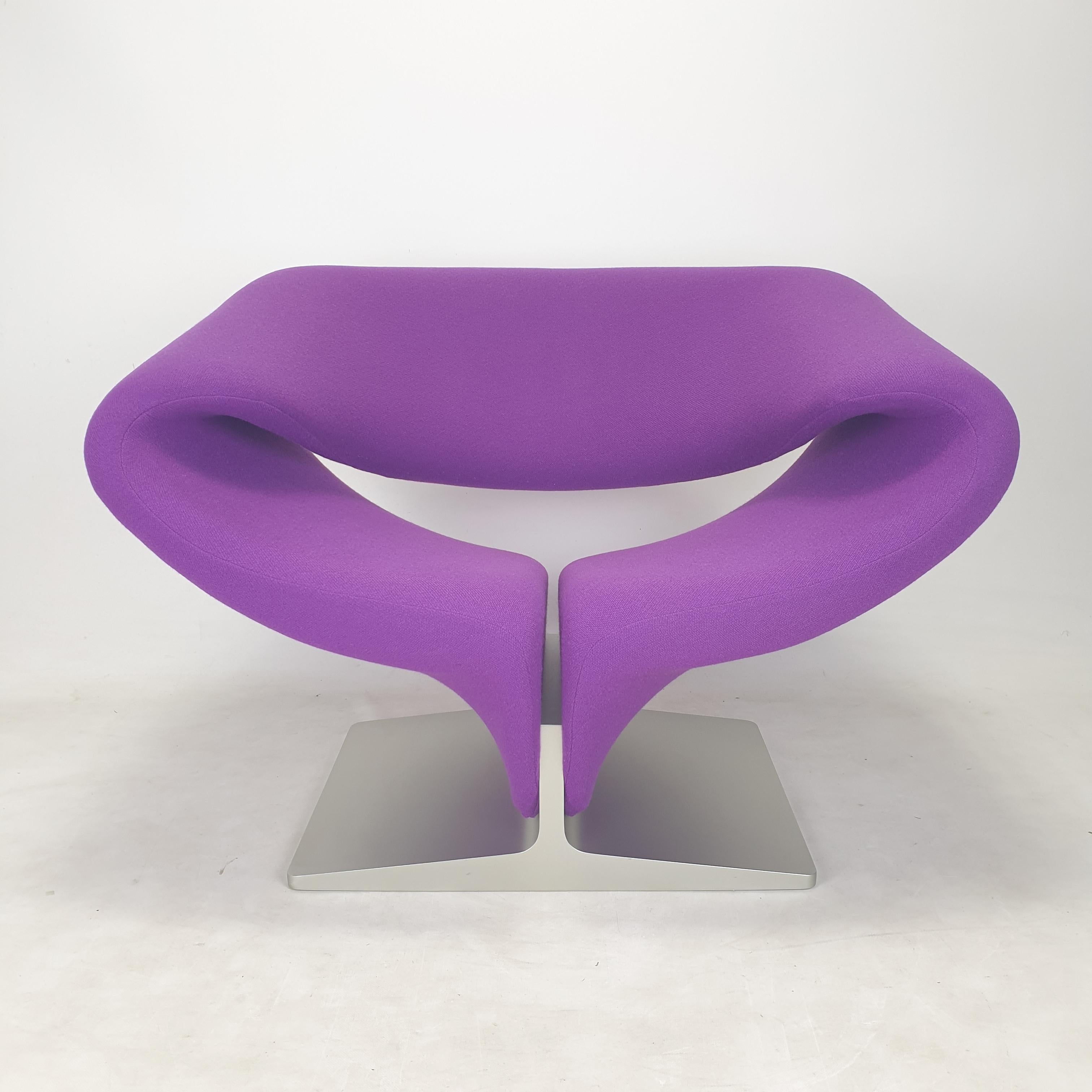 Stunning set of Ribbon Chairs, designed by the French designer Pierre Paulin in the 60's. 
It is produced by Artifort, The Netherlands. 
The Ribbon Chair is a piece of Art and it is amazingly comfortable. 

They have the original fuchsia fabric