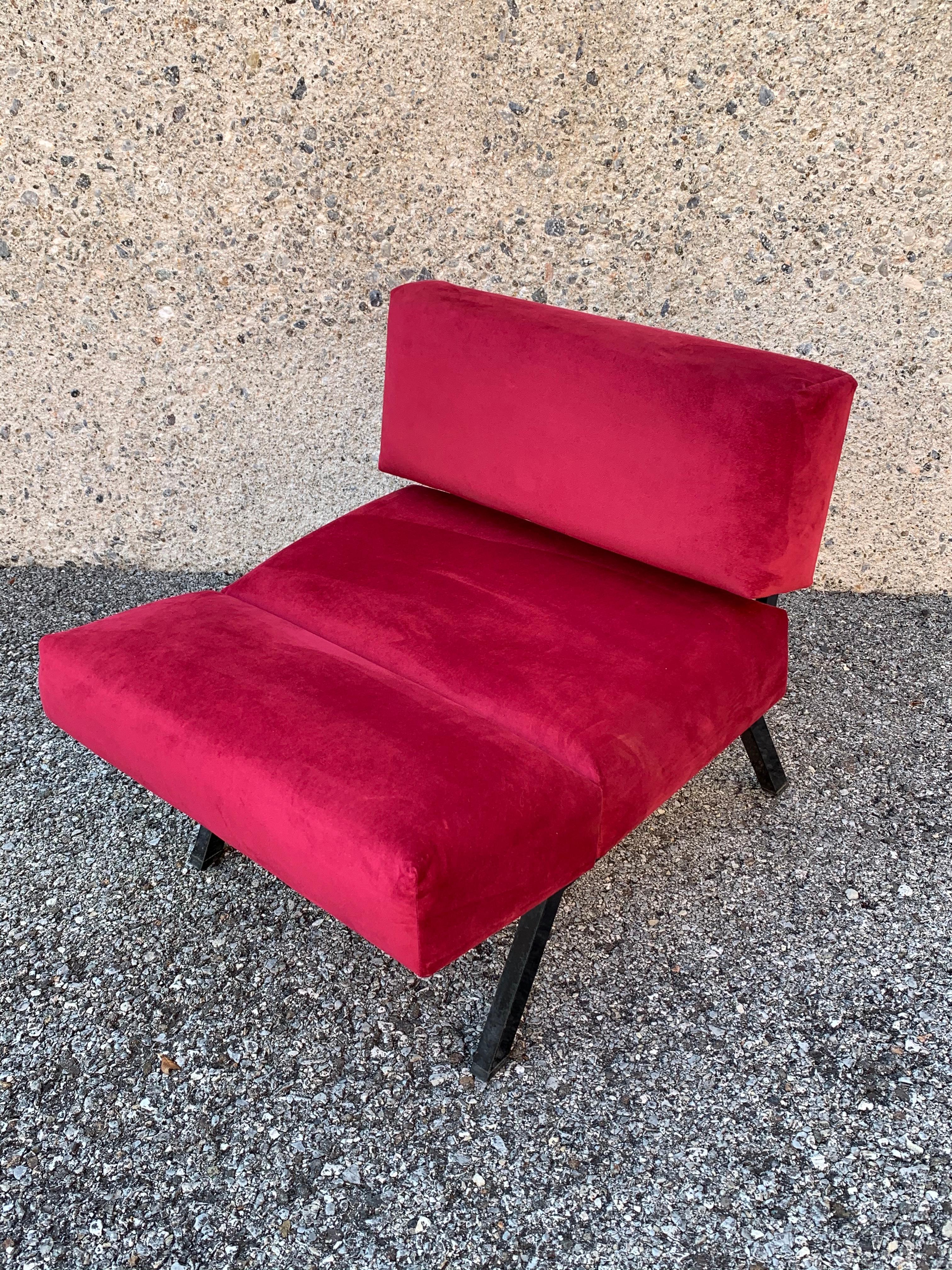 Set of three armchairs with variable configuration, each armchair becomes a stool,
A real design piece.
Lacquered metal, new red velvet fabric.
Prod. IPE, circa 1960 manufacturer's label. Made in Italy
Measures: Armchair configuration cm 85 x 63